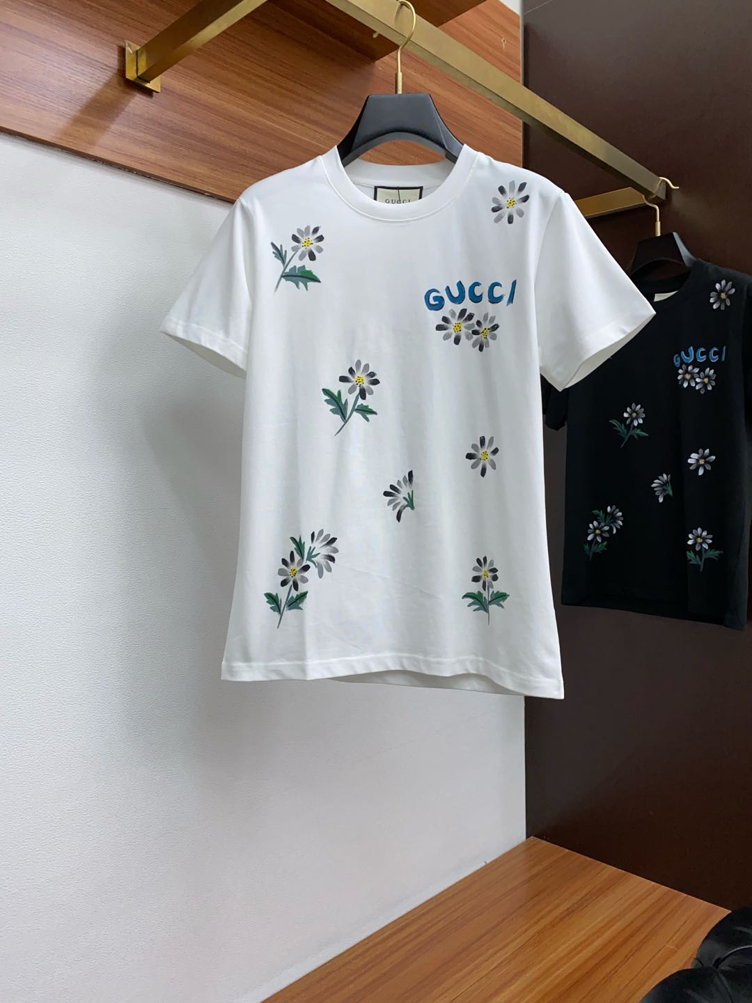 NO:116300,Guqi Ss new craft logo pure cotton wide version round neck men's short-sleeved T-shirt, the new season and new series cleverly integrate the logo into the design, shaping a series of sports style items full of retro style. On this versatile T-shirt, a pattern with a hint of nostalgia is presented in the body in a low-key manner, and the cuffs are piping. The specific original version is preferred to develop double-strand cotton plain fabric, with wide upper body and comfortable, and the outside and the inside are casually matched s-2xL,, T-shirt,tees, t-shirt,alexander wang19860909古奇 ss新工艺logo纯棉质阔版圆领男士短袖T恤,新季新推系列将标识巧妙融入设计,塑就一系列充满复古风情的运动风单品.在这款百搭T恤上,带着一丝怀旧意蕴的图案低调呈现于衣身,袖口滚边相得益彰.优选特定原版开发双股精棉平纹面料,上身挺阔舒适度佳,外穿内搭随意搭配 s-2xL,,T-shirt,tees，t-shirt,alexander wang,Men's clothing