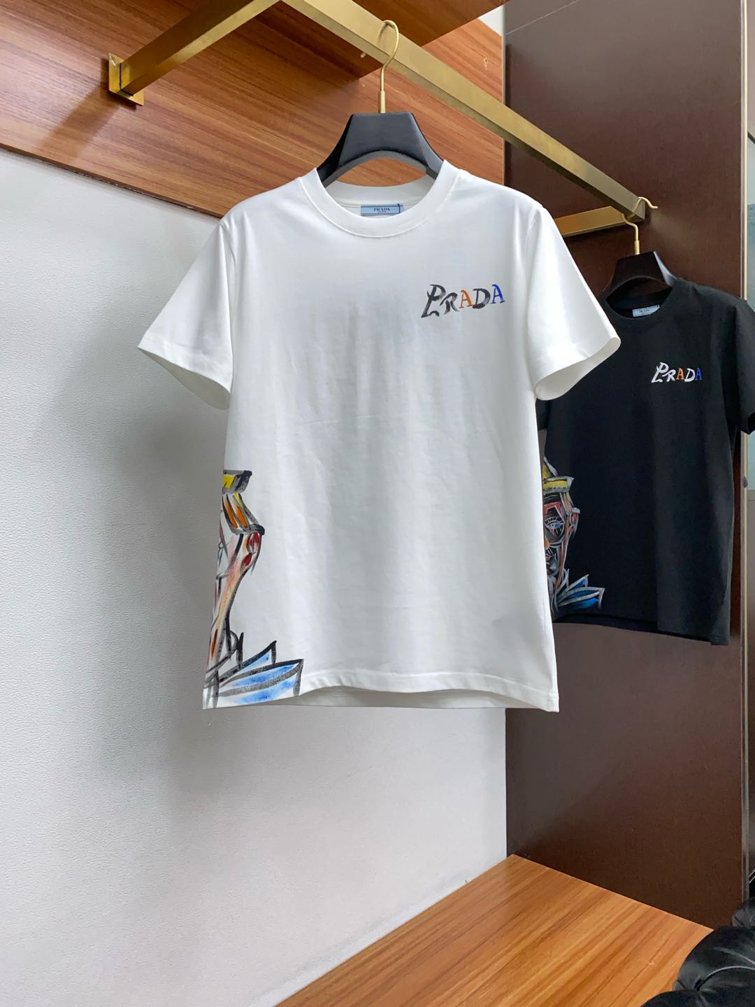  普拉达 
ss新工艺logo纯棉质阔版圆领男士短袖T恤，新季新推系列将标识巧妙融入设计，塑就一系列充满