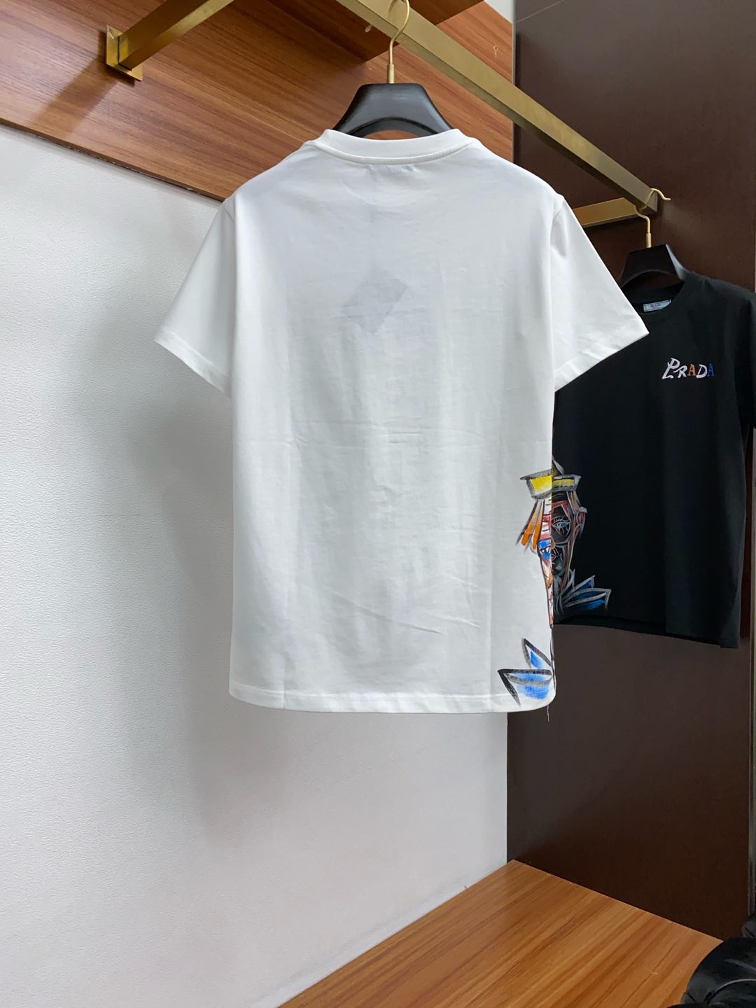  普拉达 
ss新工艺logo纯棉质阔版圆领男士短袖T恤，新季新推系列将标识巧妙融入设计，塑就一系列充满