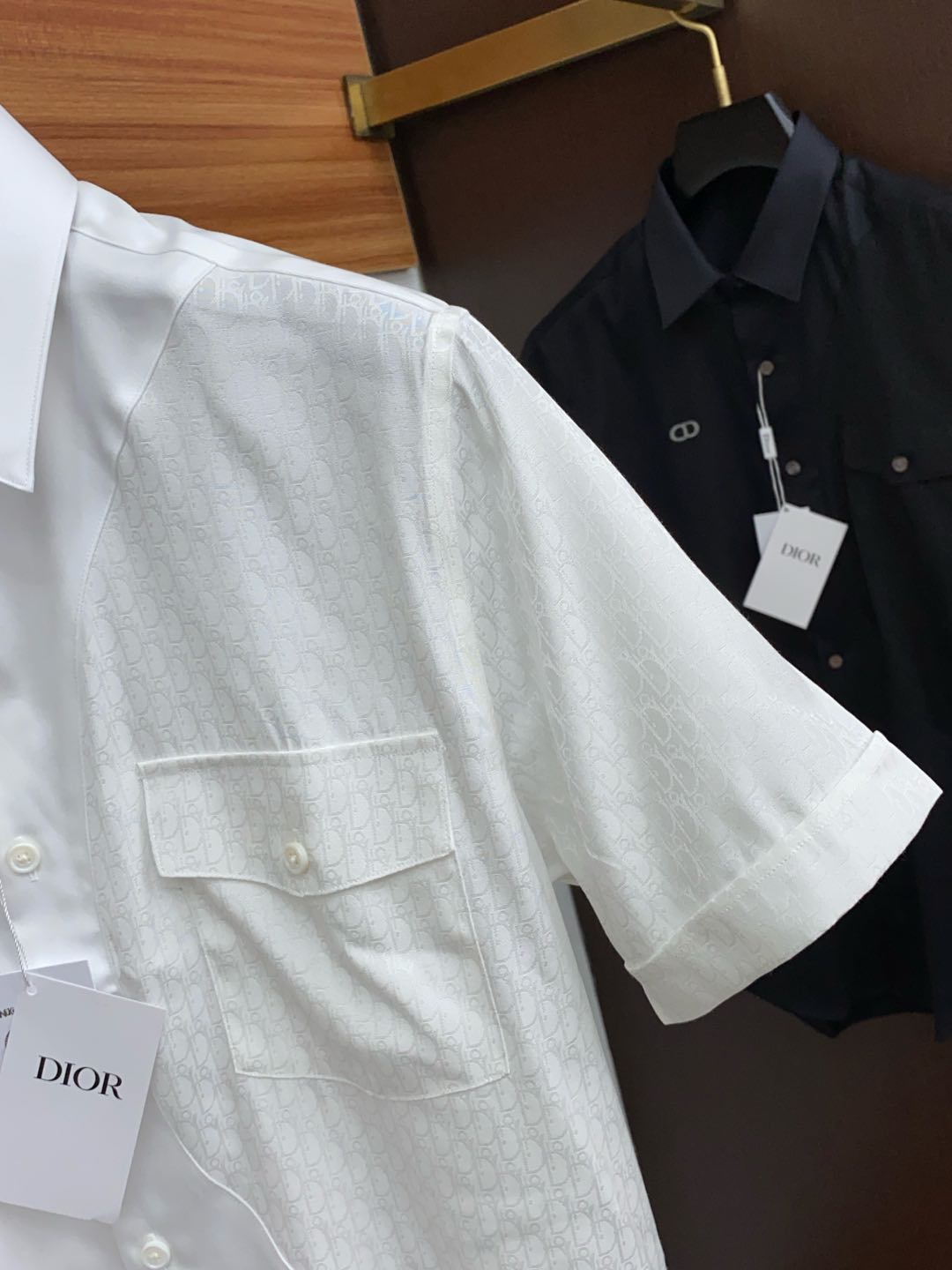  迪奥 2025 男士衬衫，商务休闲修身款短袖衬衣！ 宜商务 宜休闲！早秋限量新款，都市商务气质款！ 衬