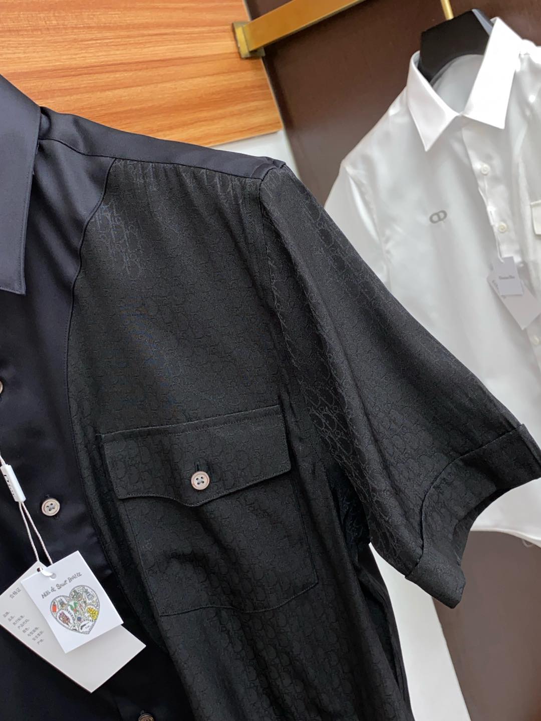 迪奥 2025 男士衬衫，商务休闲修身款短袖衬衣！ 宜商务 宜休闲！早秋限量新款，都市商务气质款！ 衬