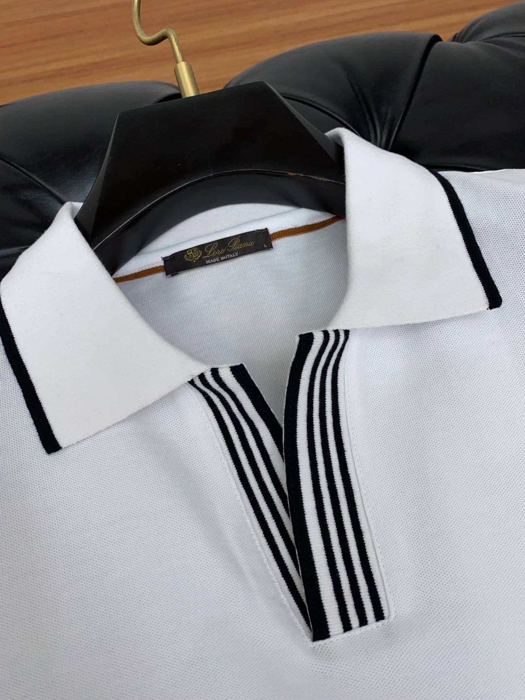  LssHK专柜同款同步上新短袖翻领Polo，采用订制六角珠地棉面料，领襟处针织罗纹收口，胸前品牌字母采