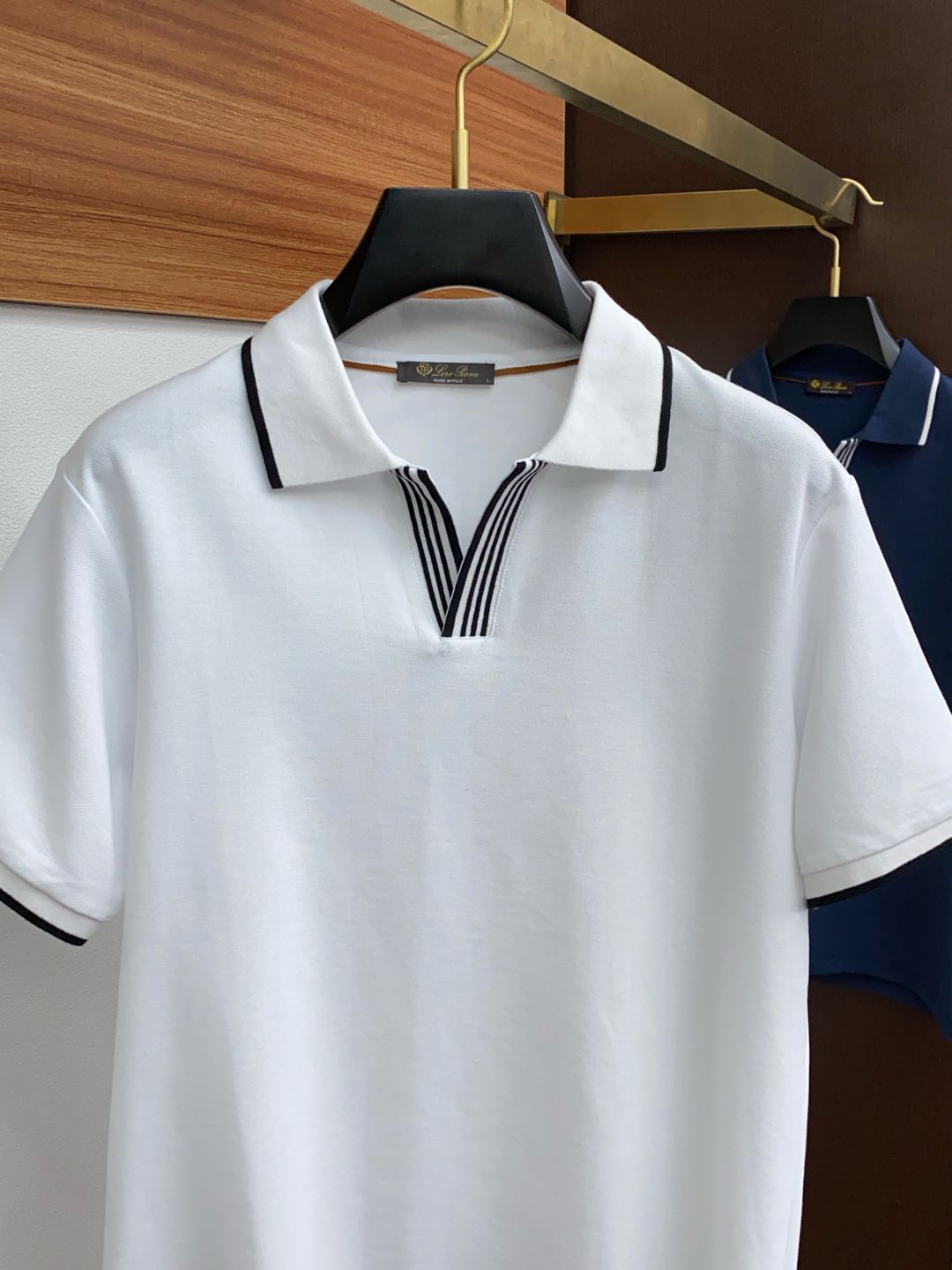  LssHK专柜同款同步上新短袖翻领Polo，采用订制六角珠地棉面料，领襟处针织罗纹收口，胸前品牌字母采