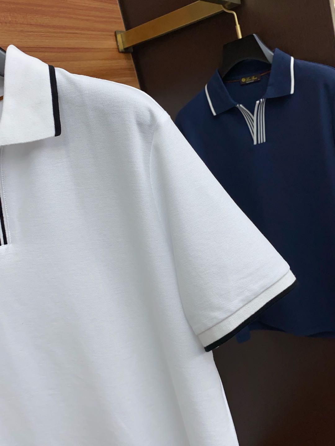  LssHK专柜同款同步上新短袖翻领Polo，采用订制六角珠地棉面料，领襟处针织罗纹收口，胸前品牌字母采