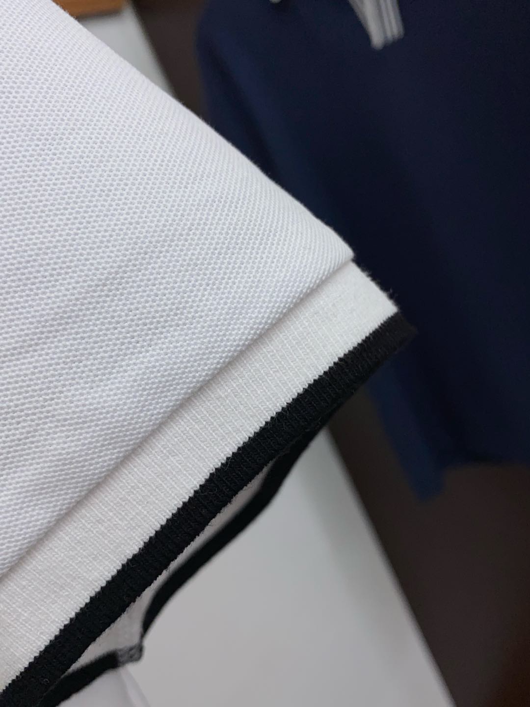  LssHK专柜同款同步上新短袖翻领Polo，采用订制六角珠地棉面料，领襟处针织罗纹收口，胸前品牌字母采