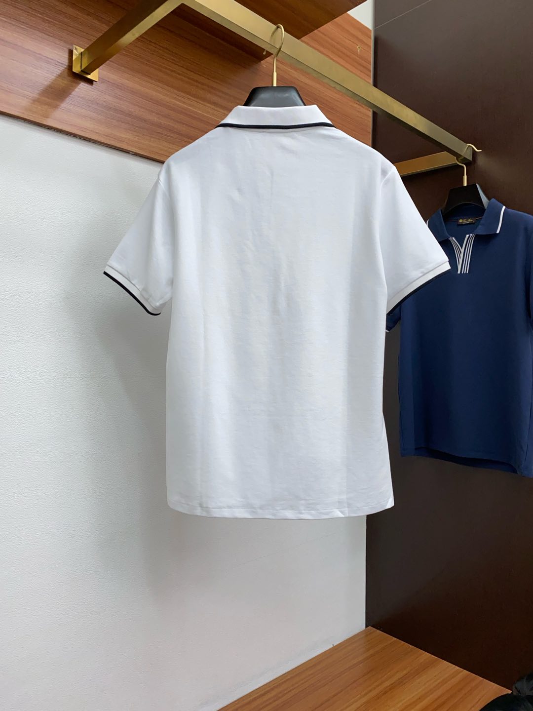  LssHK专柜同款同步上新短袖翻领Polo，采用订制六角珠地棉面料，领襟处针织罗纹收口，胸前品牌字母采