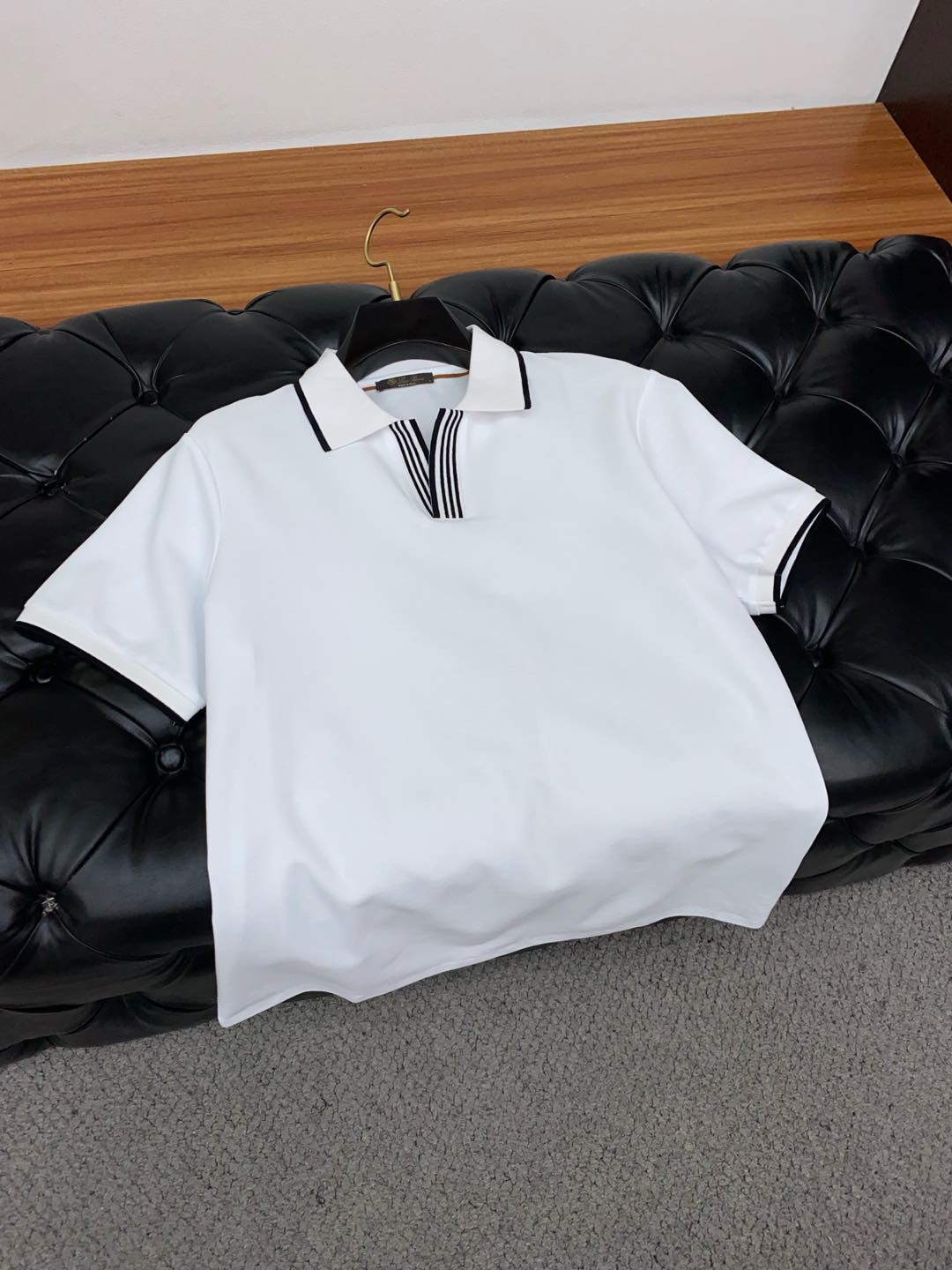  LssHK专柜同款同步上新短袖翻领Polo，采用订制六角珠地棉面料，领襟处针织罗纹收口，胸前品牌字母采