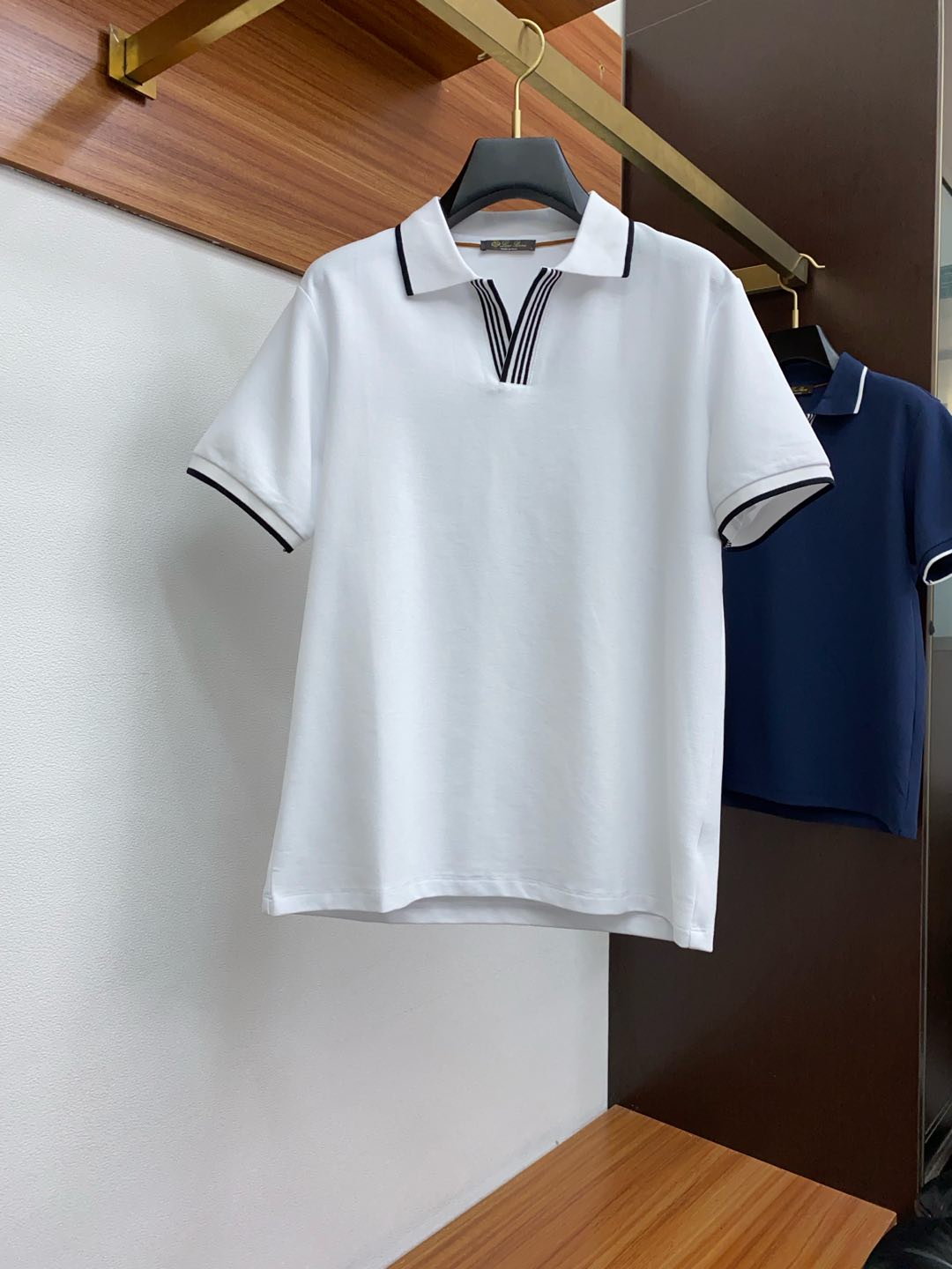  LssHK专柜同款同步上新短袖翻领Polo，采用订制六角珠地棉面料，领襟处针织罗纹收口，胸前品牌字母采