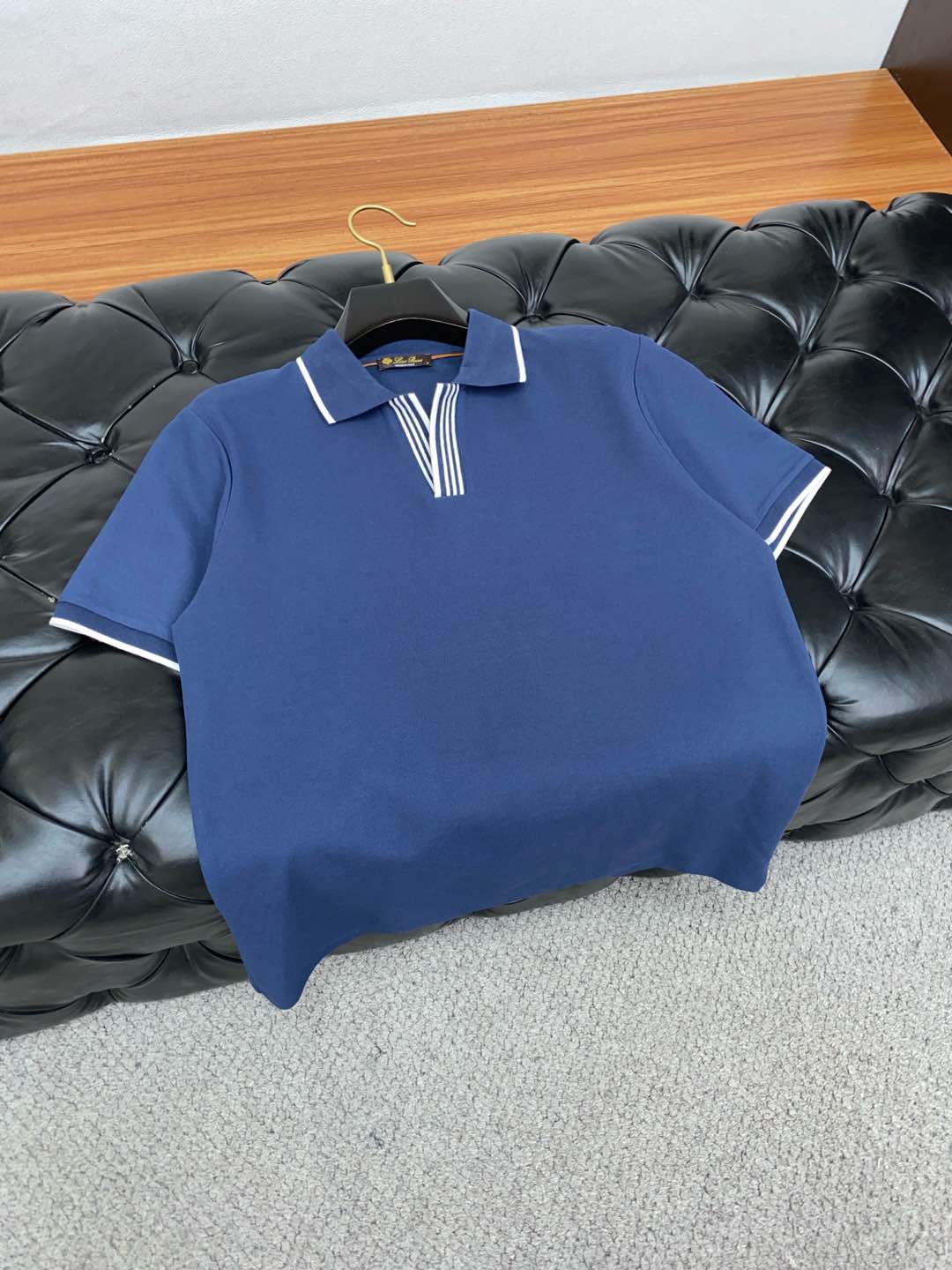  LssHK专柜同款同步上新短袖翻领Polo，采用订制六角珠地棉面料，领襟处针织罗纹收口，胸前品牌字母采