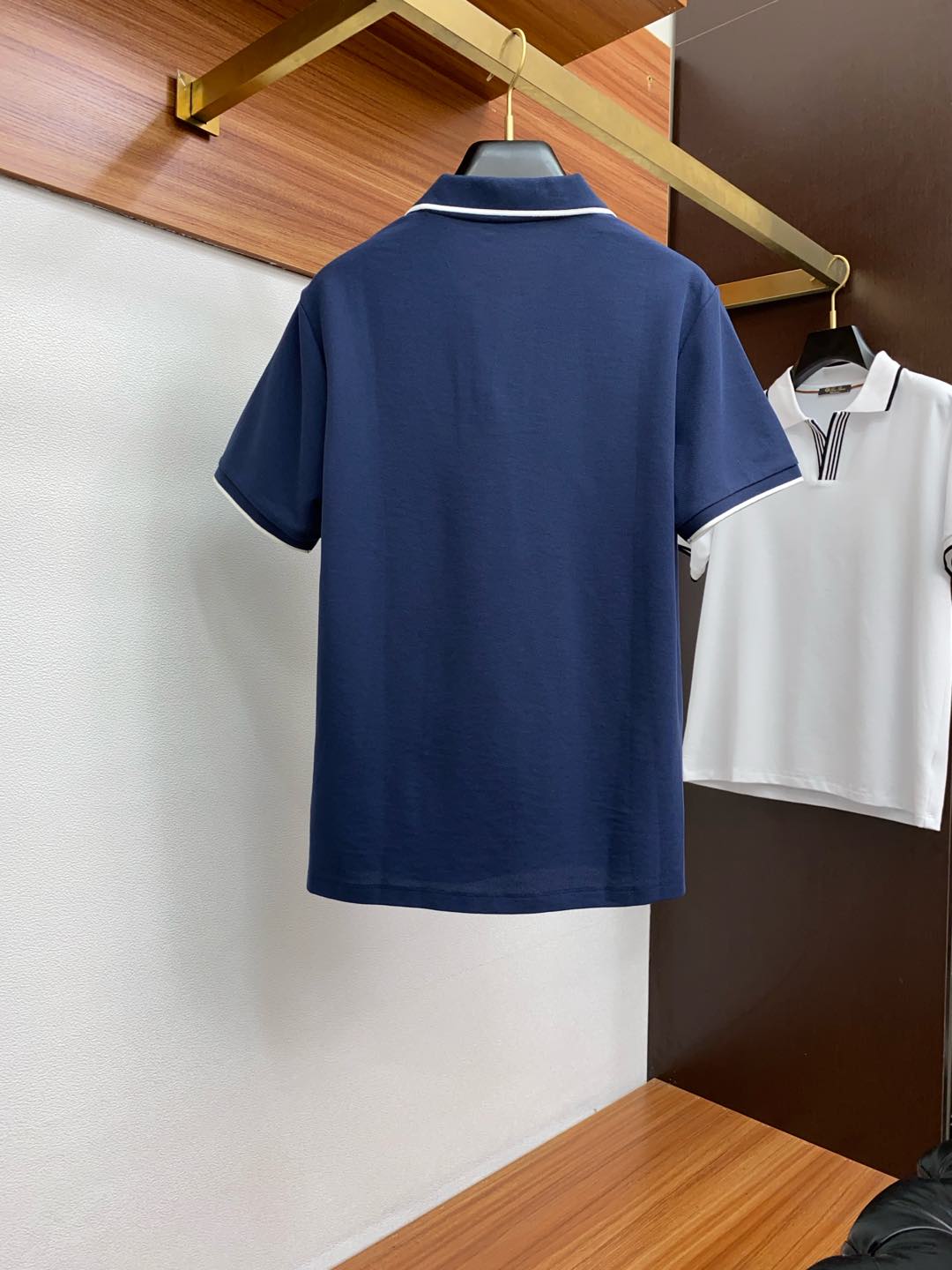  LssHK专柜同款同步上新短袖翻领Polo，采用订制六角珠地棉面料，领襟处针织罗纹收口，胸前品牌字母采