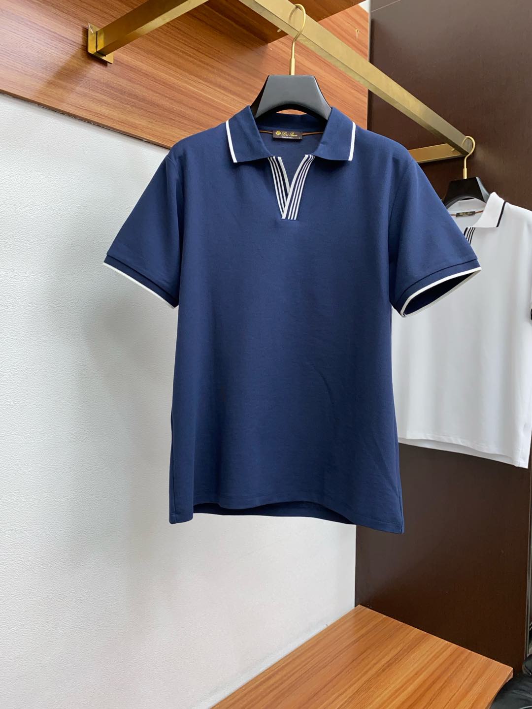  LssHK专柜同款同步上新短袖翻领Polo，采用订制六角珠地棉面料，领襟处针织罗纹收口，胸前品牌字母采