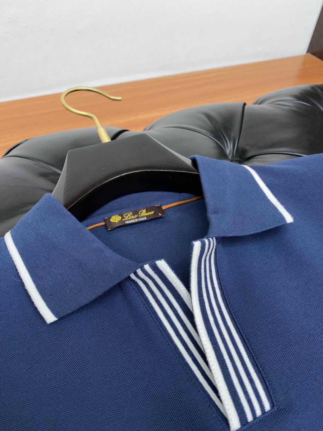  LssHK专柜同款同步上新短袖翻领Polo，采用订制六角珠地棉面料，领襟处针织罗纹收口，胸前品牌字母采