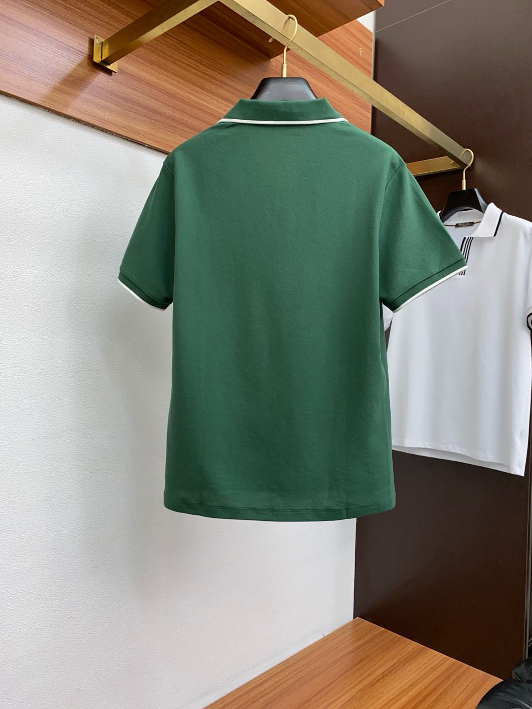  LssHK专柜同款同步上新短袖翻领Polo，采用订制六角珠地棉面料，领襟处针织罗纹收口，胸前品牌字母采