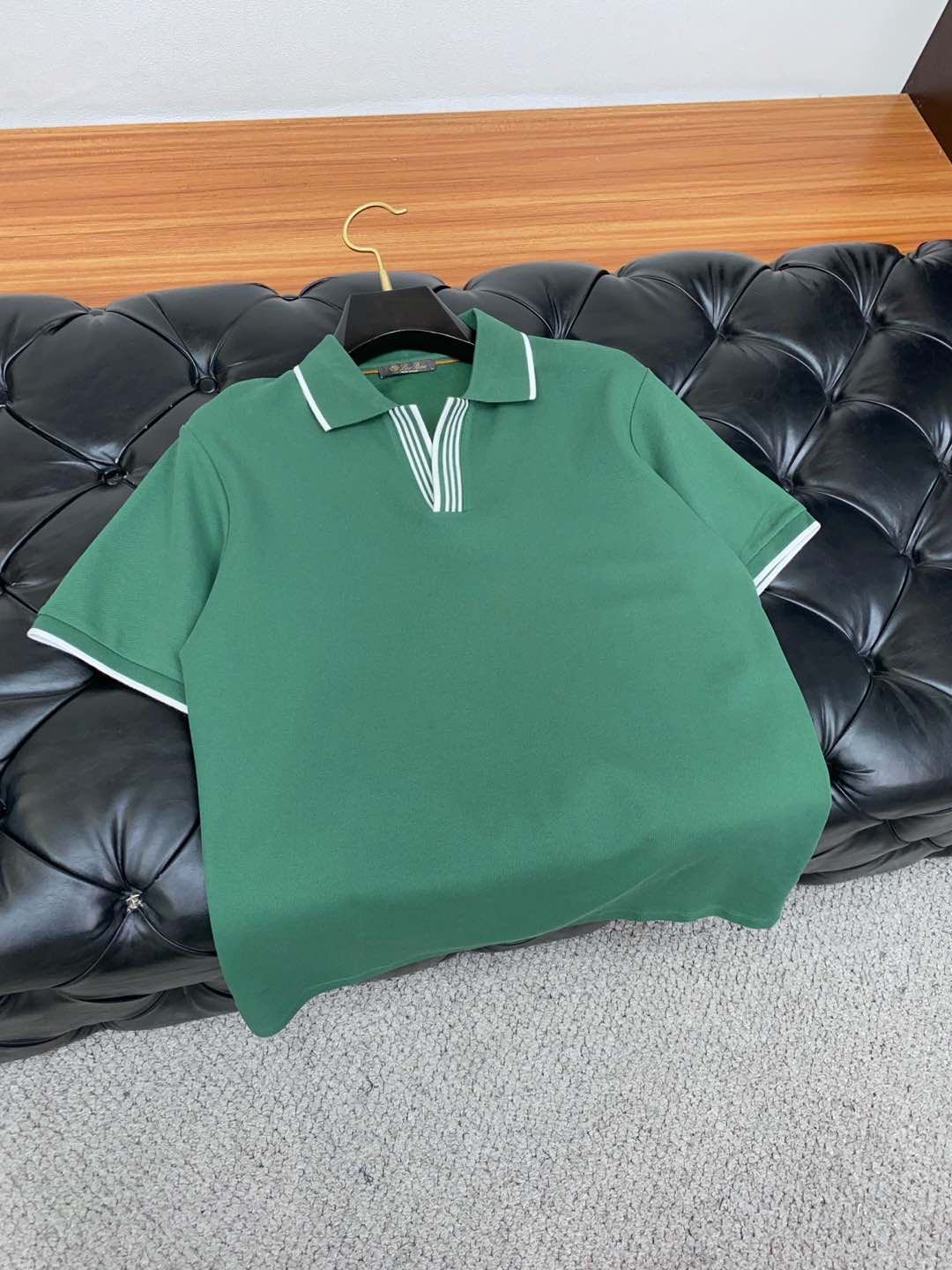  LssHK专柜同款同步上新短袖翻领Polo，采用订制六角珠地棉面料，领襟处针织罗纹收口，胸前品牌字母采