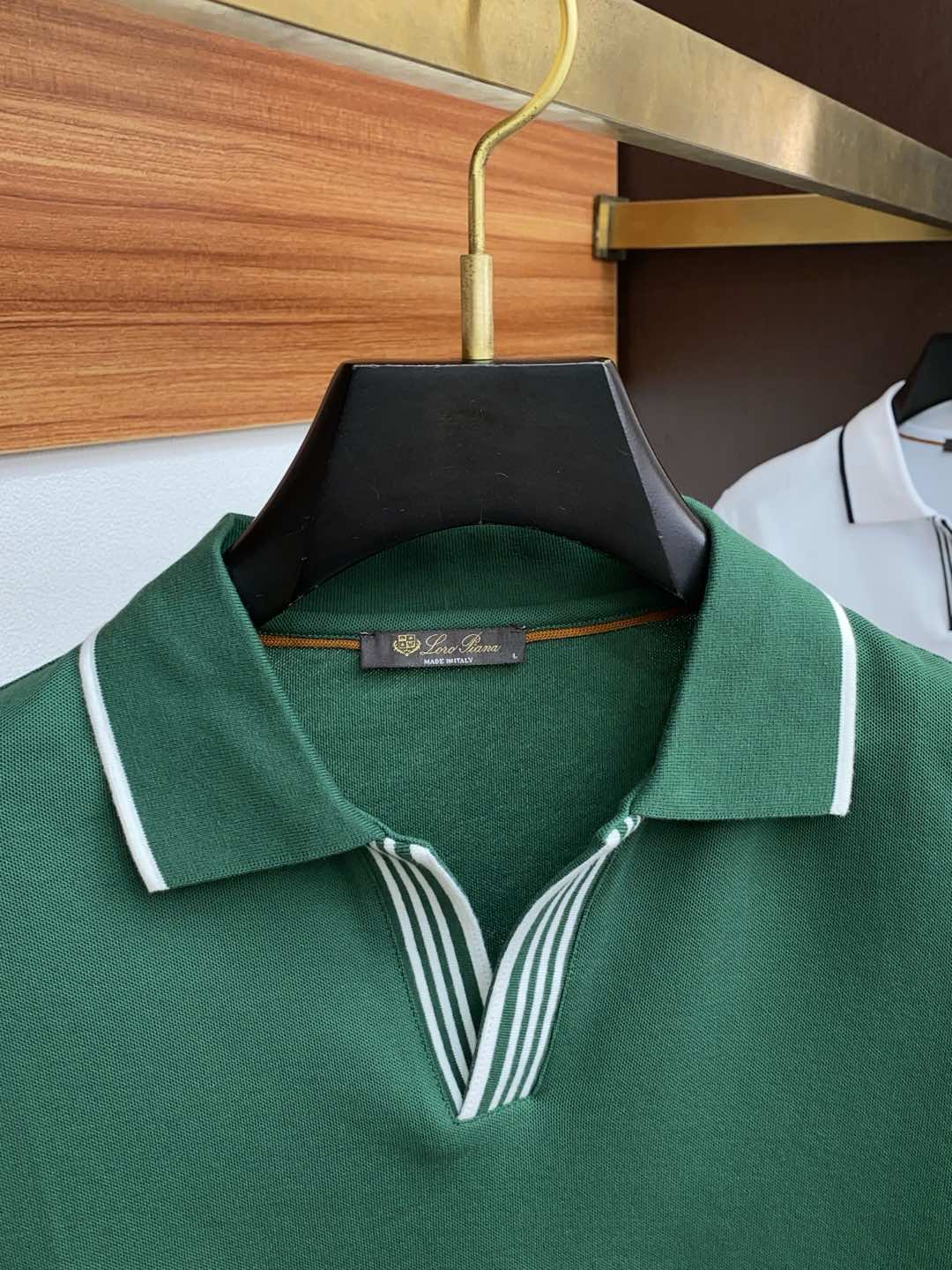  LssHK专柜同款同步上新短袖翻领Polo，采用订制六角珠地棉面料，领襟处针织罗纹收口，胸前品牌字母采