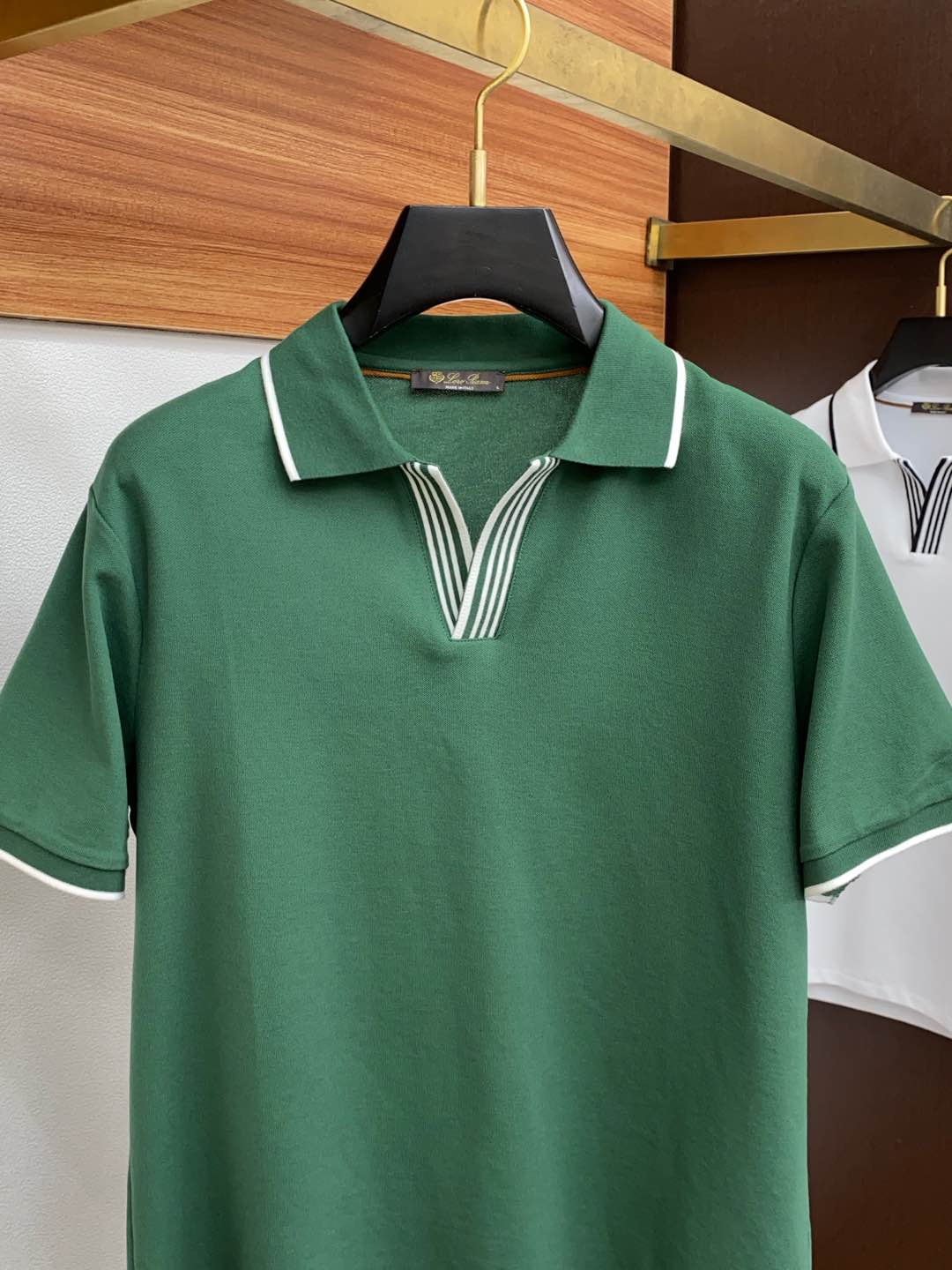  LssHK专柜同款同步上新短袖翻领Polo，采用订制六角珠地棉面料，领襟处针织罗纹收口，胸前品牌字母采