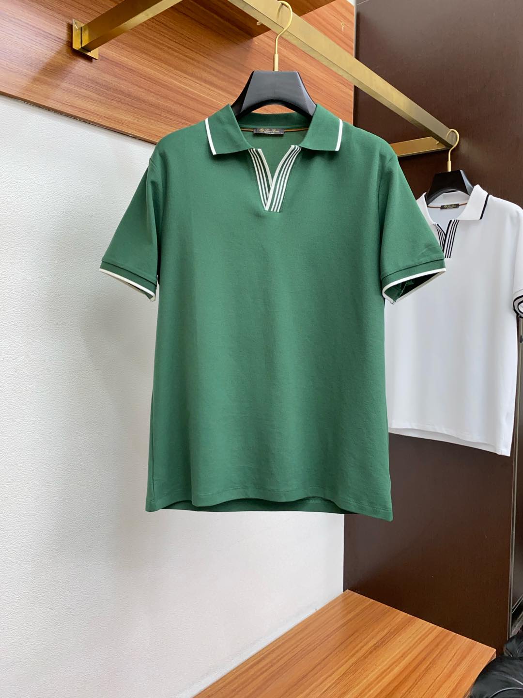  LssHK专柜同款同步上新短袖翻领Polo，采用订制六角珠地棉面料，领襟处针织罗纹收口，胸前品牌字母采