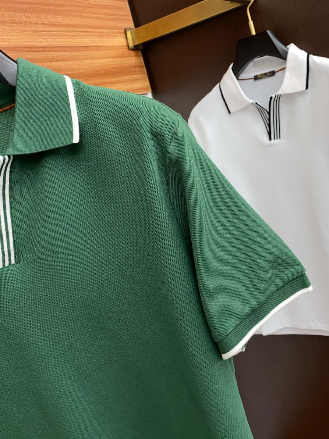  LssHK专柜同款同步上新短袖翻领Polo，采用订制六角珠地棉面料，领襟处针织罗纹收口，胸前品牌字母采