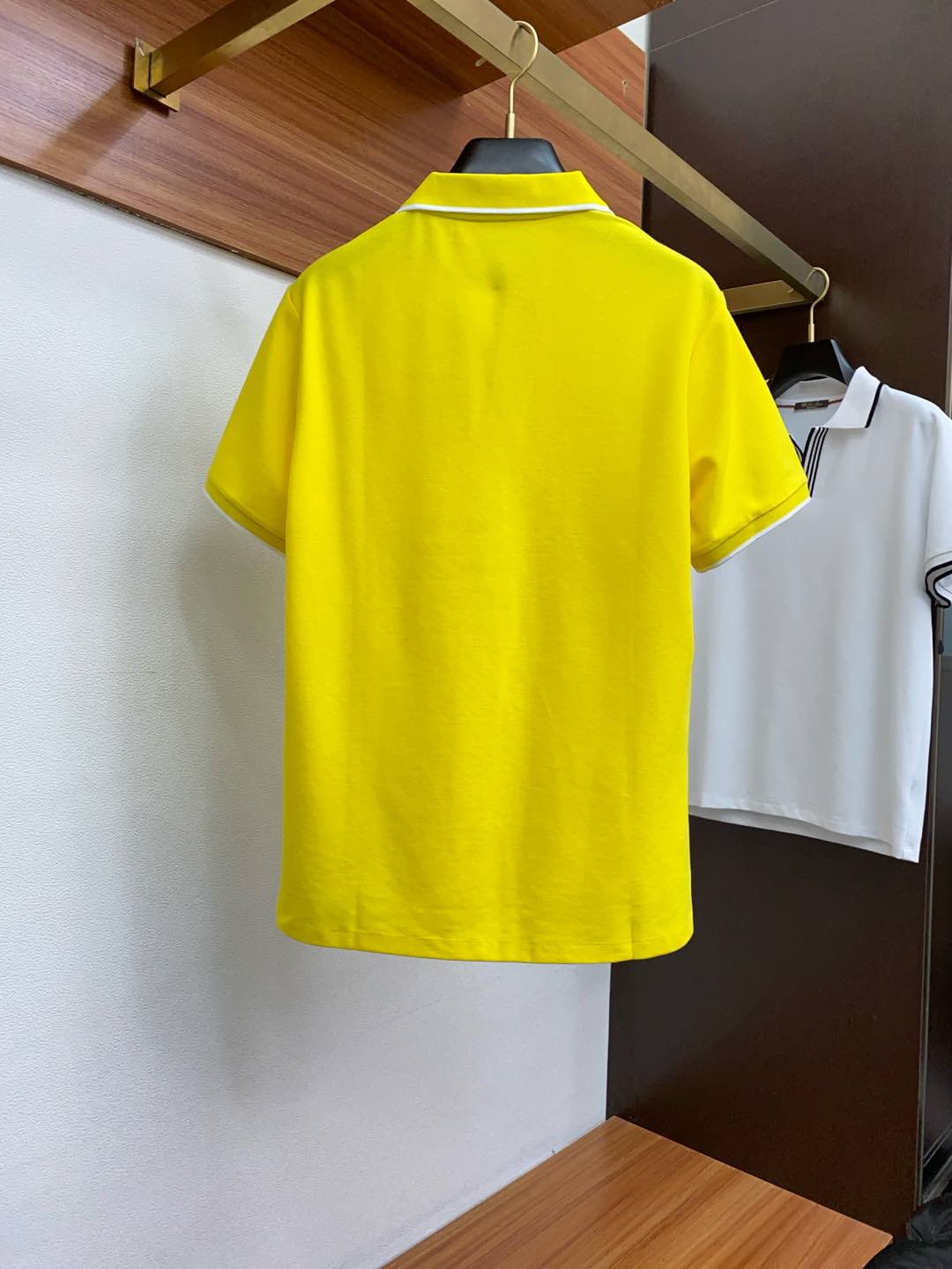  LssHK专柜同款同步上新短袖翻领Polo，采用订制六角珠地棉面料，领襟处针织罗纹收口，胸前品牌字母采