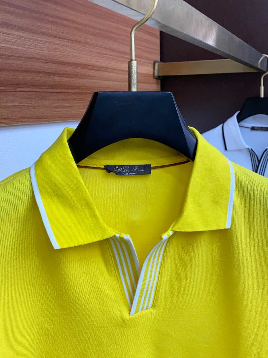  LssHK专柜同款同步上新短袖翻领Polo，采用订制六角珠地棉面料，领襟处针织罗纹收口，胸前品牌字母采