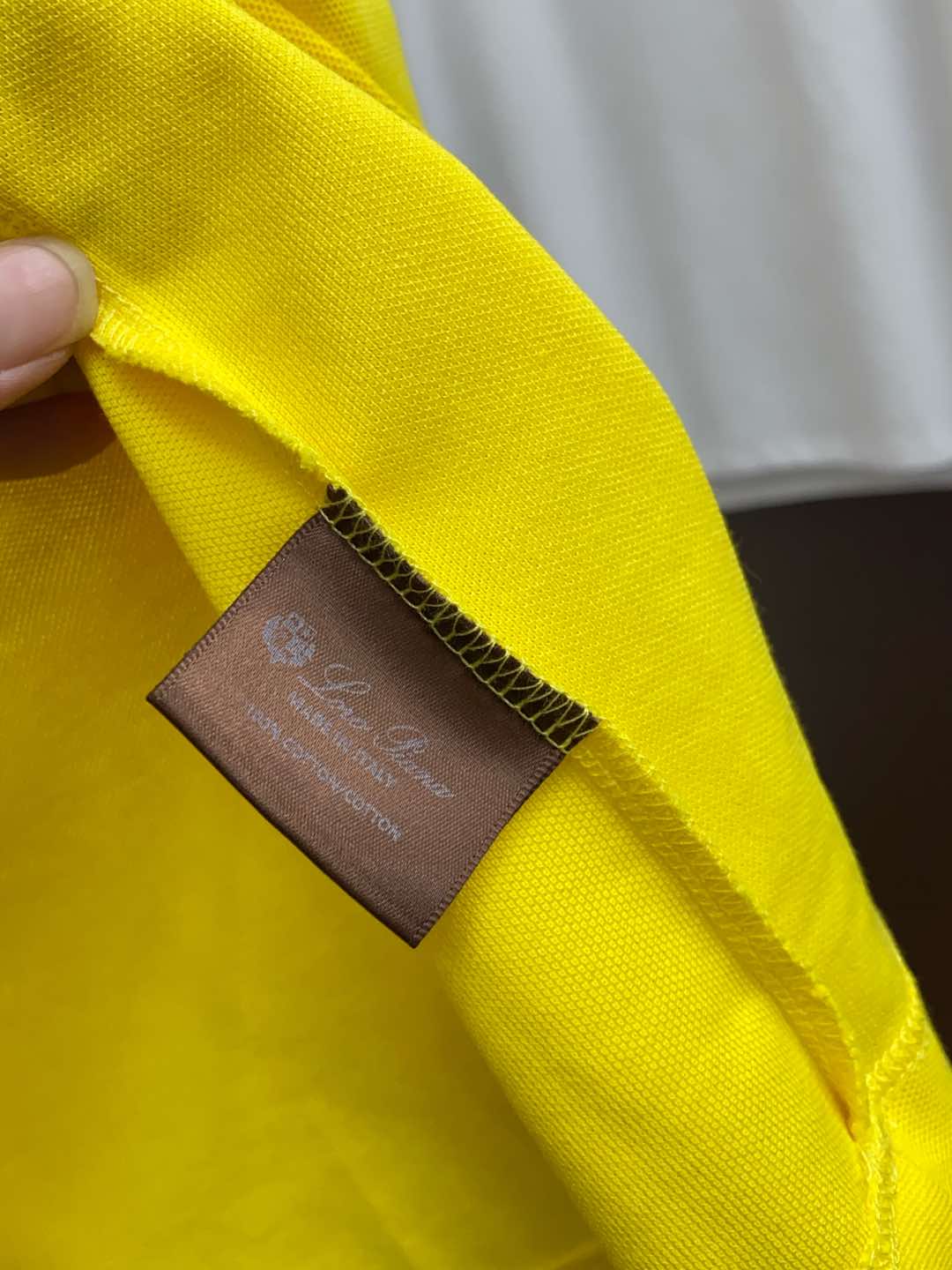  LssHK专柜同款同步上新短袖翻领Polo，采用订制六角珠地棉面料，领襟处针织罗纹收口，胸前品牌字母采