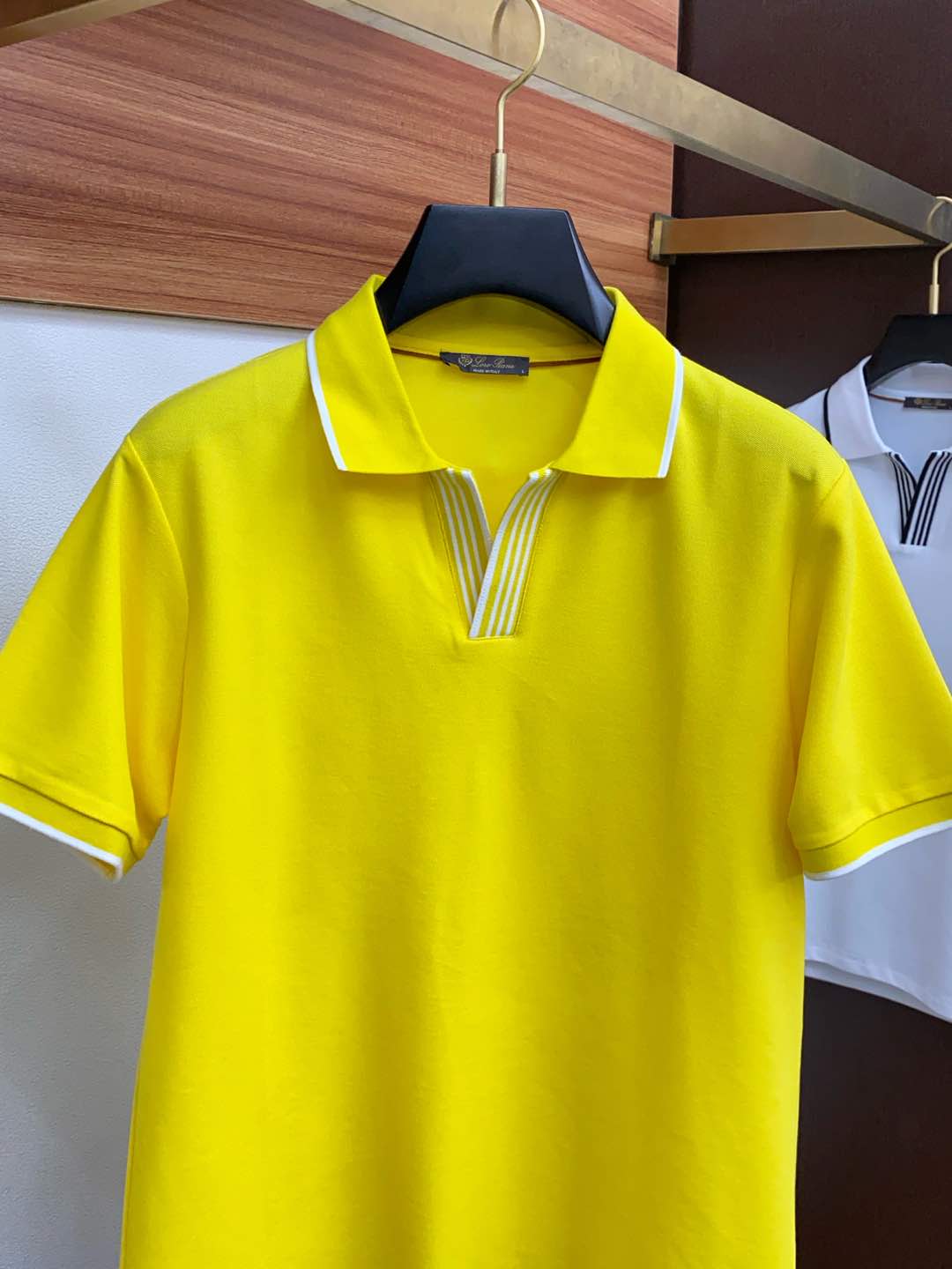  LssHK专柜同款同步上新短袖翻领Polo，采用订制六角珠地棉面料，领襟处针织罗纹收口，胸前品牌字母采