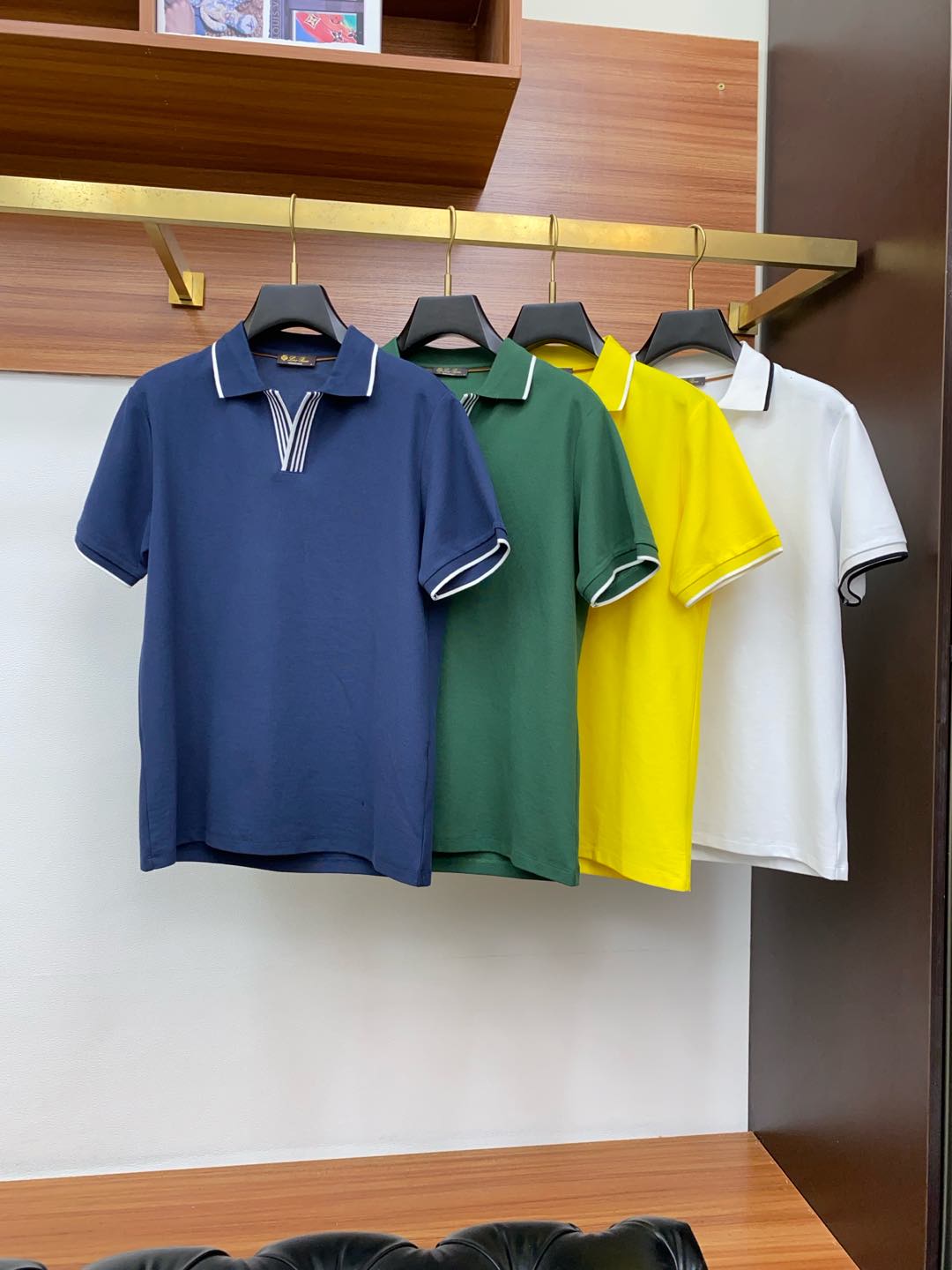  LssHK专柜同款同步上新短袖翻领Polo，采用订制六角珠地棉面料，领襟处针织罗纹收口，胸前品牌字母采