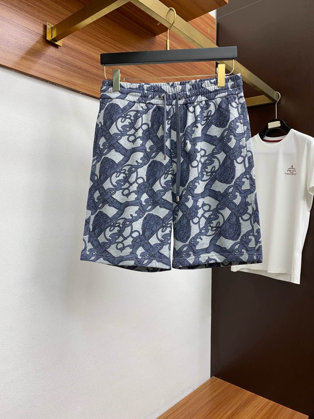 “2025 Summer Fashion: Special Top and Shorts Combo with Classic Style” - 图片 1
