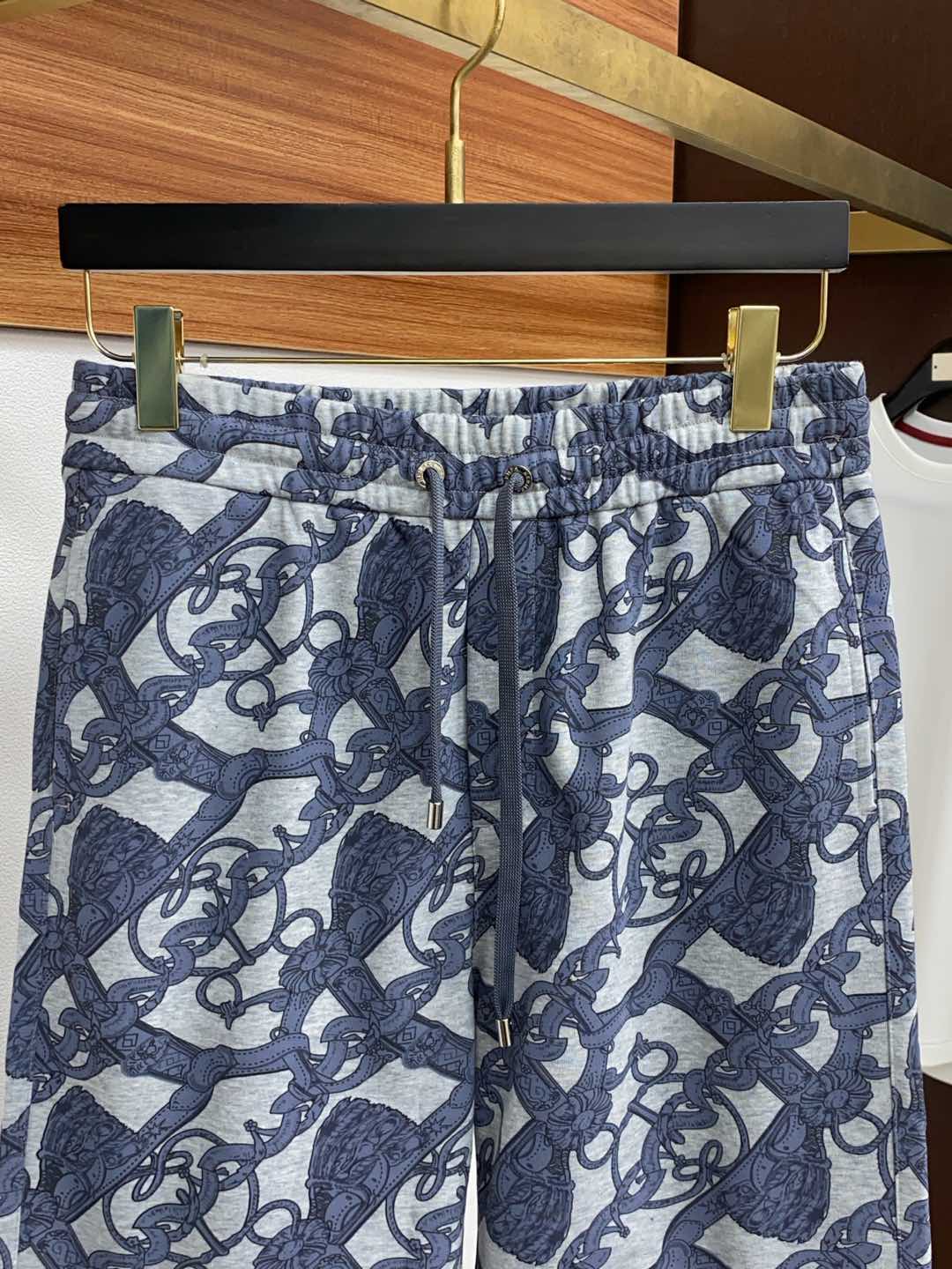 “2025 Summer Fashion: Special Top and Shorts Combo with Classic Style” - 图片 2