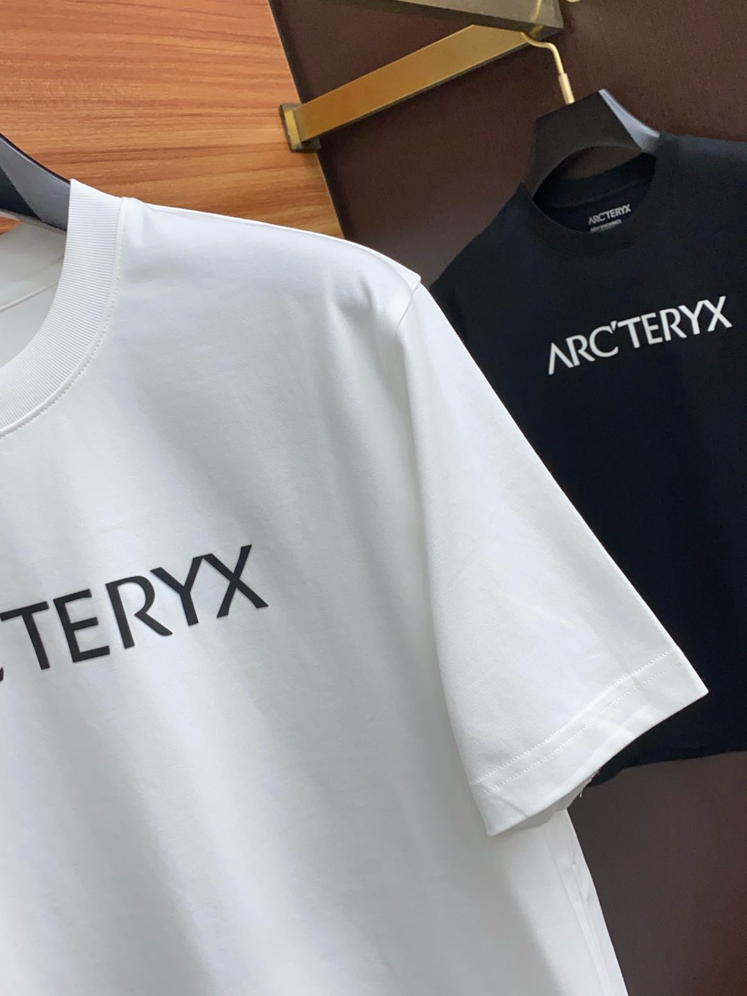  始祖鸟 M-xL 微阔偏大 2025 春夏新款短袖 整体上色泽较鲜明和光亮，手感顺滑揉软，悬垂感特强，