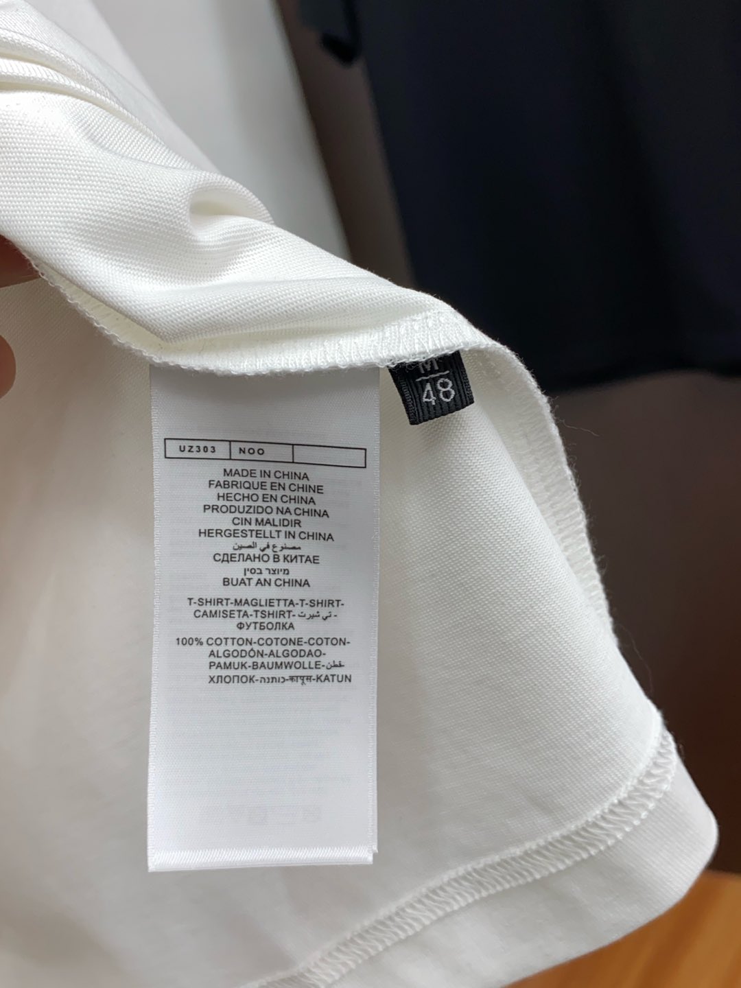  始祖鸟 M-xL 微阔偏大 2025 春夏新款短袖 整体上色泽较鲜明和光亮，手感顺滑揉软，悬垂感特强，