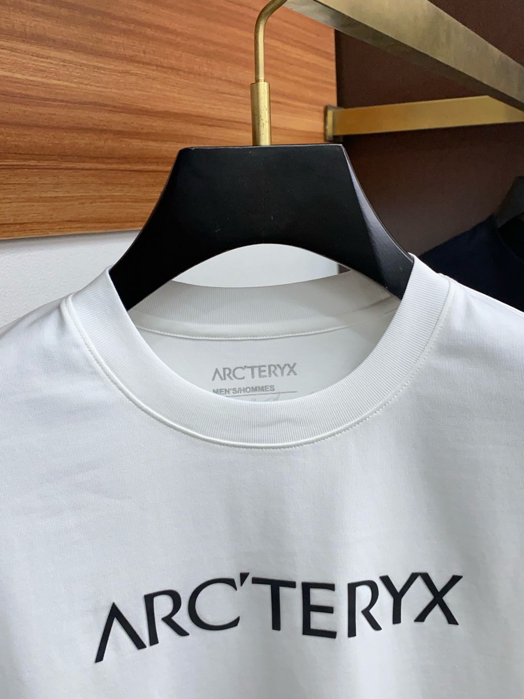  始祖鸟 M-xL 微阔偏大 2025 春夏新款短袖 整体上色泽较鲜明和光亮，手感顺滑揉软，悬垂感特强，