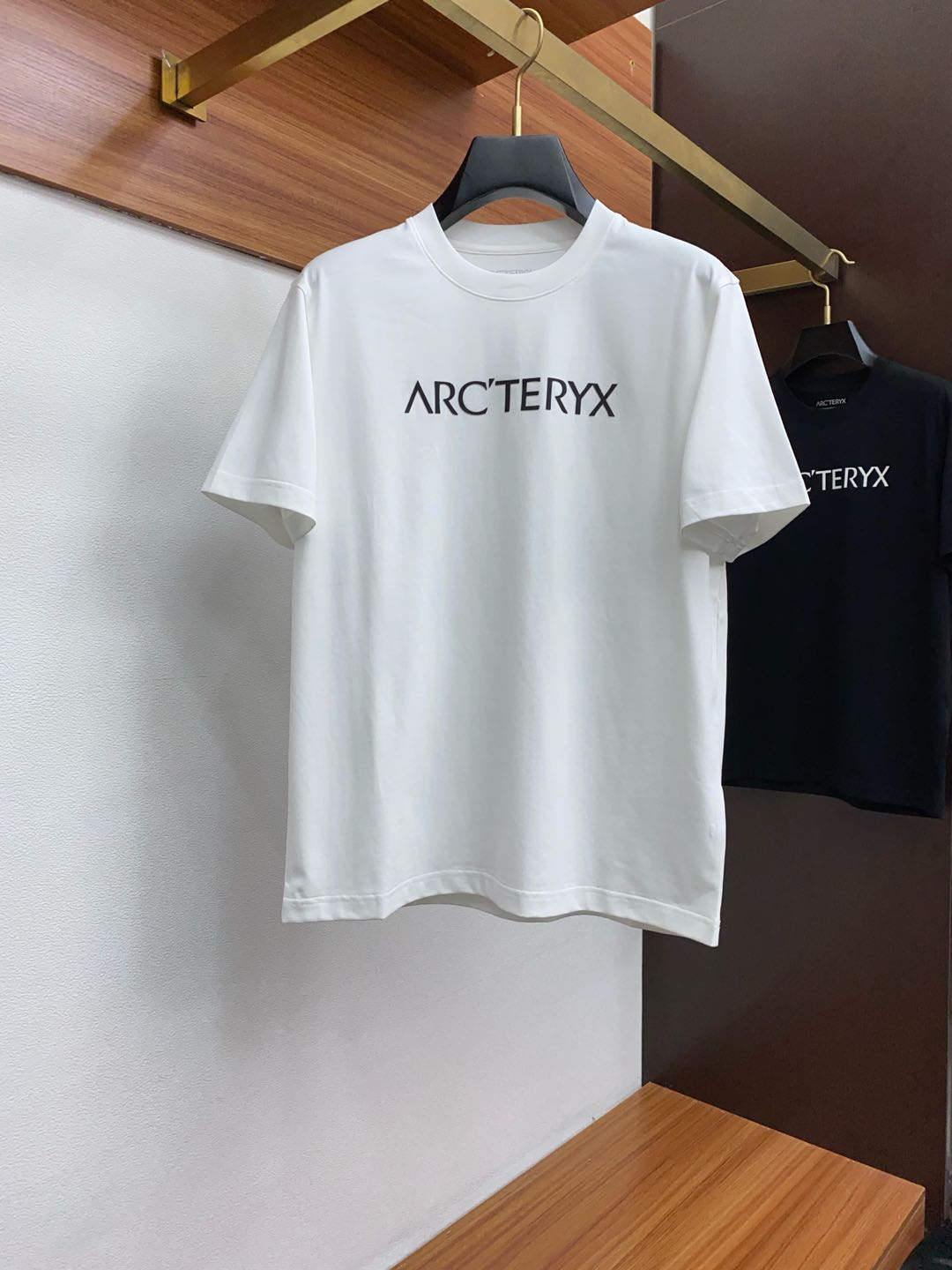  始祖鸟 M-xL 微阔偏大 2025 春夏新款短袖 整体上色泽较鲜明和光亮，手感顺滑揉软，悬垂感特强，