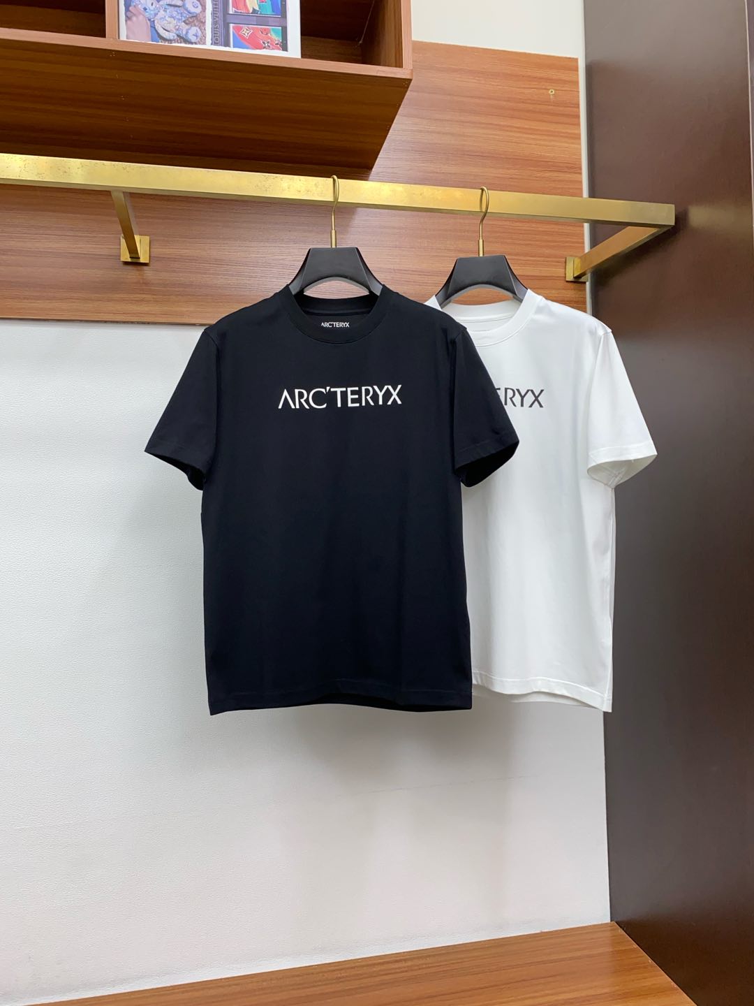  始祖鸟 M-xL 微阔偏大 2025 春夏新款短袖 整体上色泽较鲜明和光亮，手感顺滑揉软，悬垂感特强，