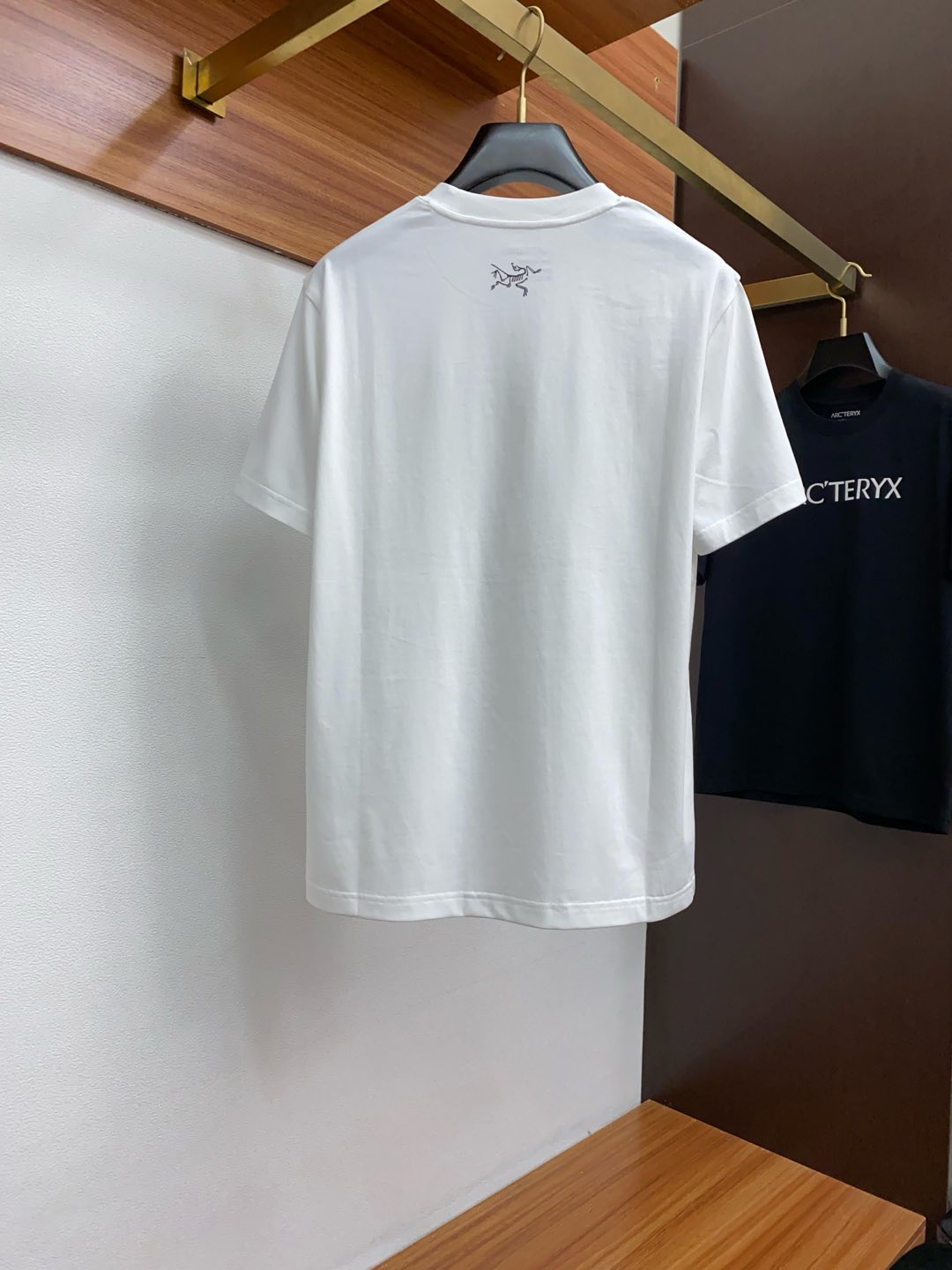  始祖鸟 M-xL 微阔偏大 2025 春夏新款短袖 整体上色泽较鲜明和光亮，手感顺滑揉软，悬垂感特强，