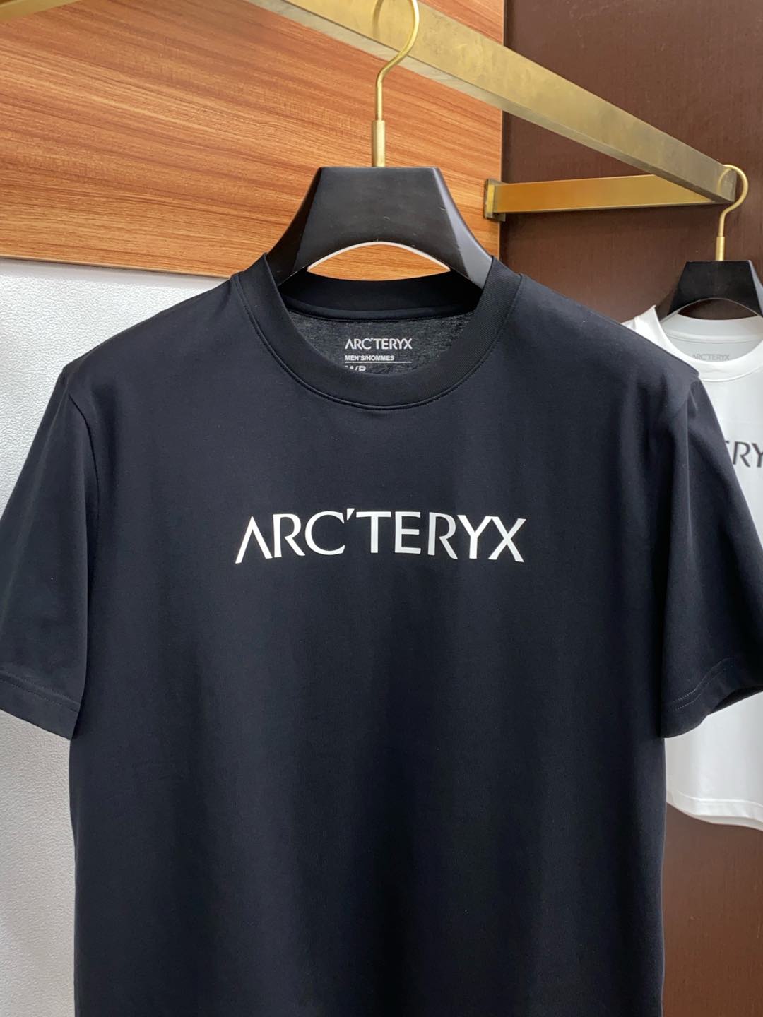  始祖鸟 M-xL 微阔偏大 2025 春夏新款短袖 整体上色泽较鲜明和光亮，手感顺滑揉软，悬垂感特强，