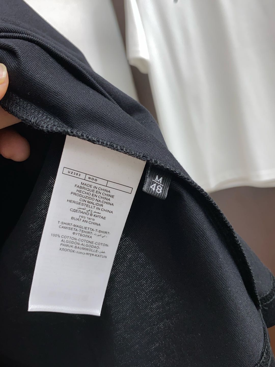  始祖鸟 M-xL 微阔偏大 2025 春夏新款短袖 整体上色泽较鲜明和光亮，手感顺滑揉软，悬垂感特强，