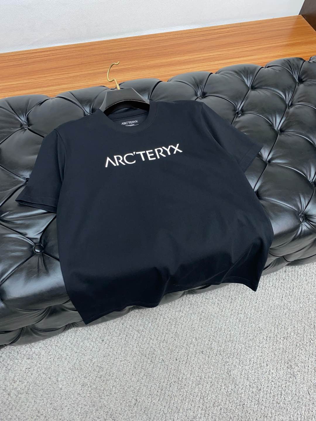  始祖鸟 M-xL 微阔偏大 2025 春夏新款短袖 整体上色泽较鲜明和光亮，手感顺滑揉软，悬垂感特强，