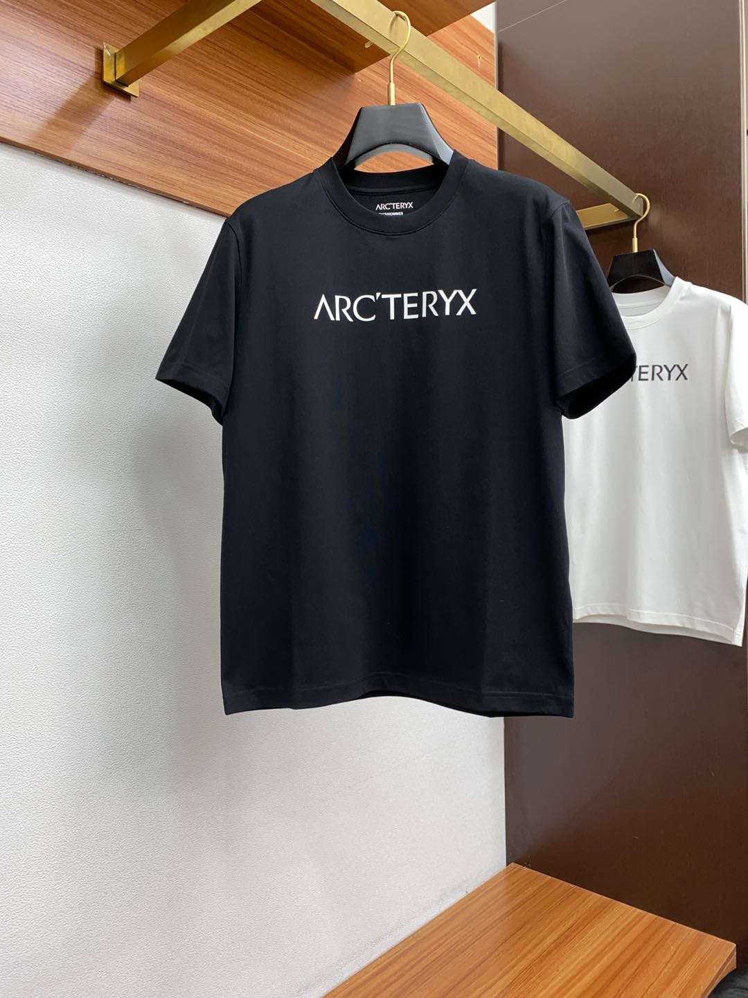  始祖鸟 M-xL 微阔偏大 2025 春夏新款短袖 整体上色泽较鲜明和光亮，手感顺滑揉软，悬垂感特强，