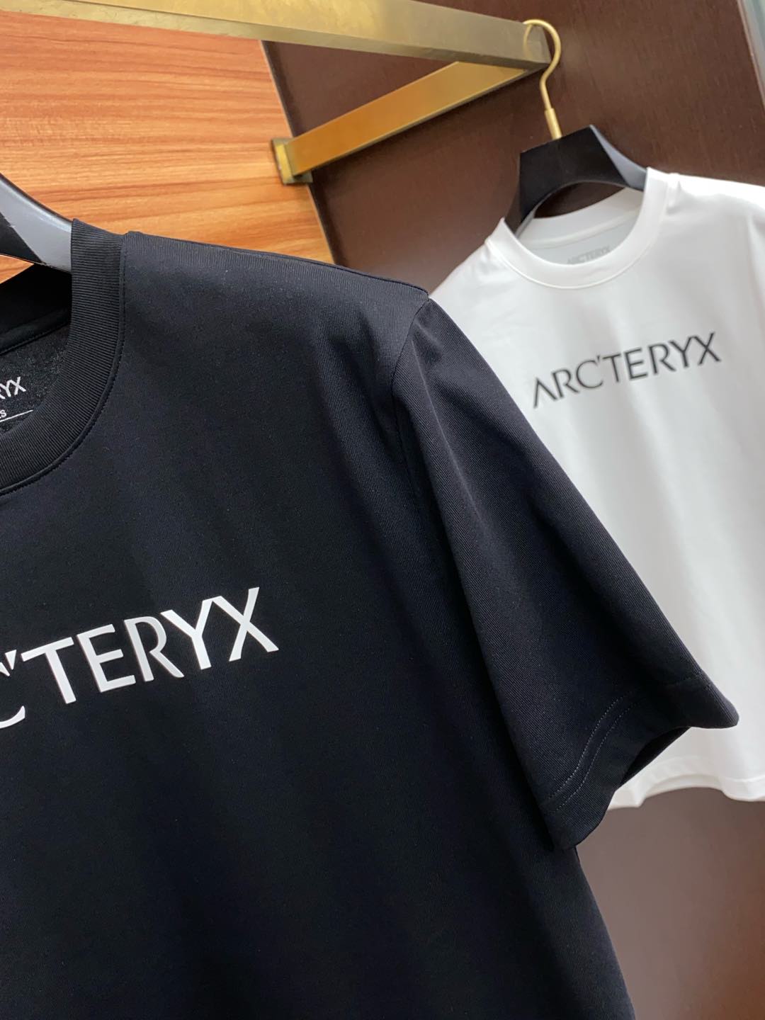  始祖鸟 M-xL 微阔偏大 2025 春夏新款短袖 整体上色泽较鲜明和光亮，手感顺滑揉软，悬垂感特强，
