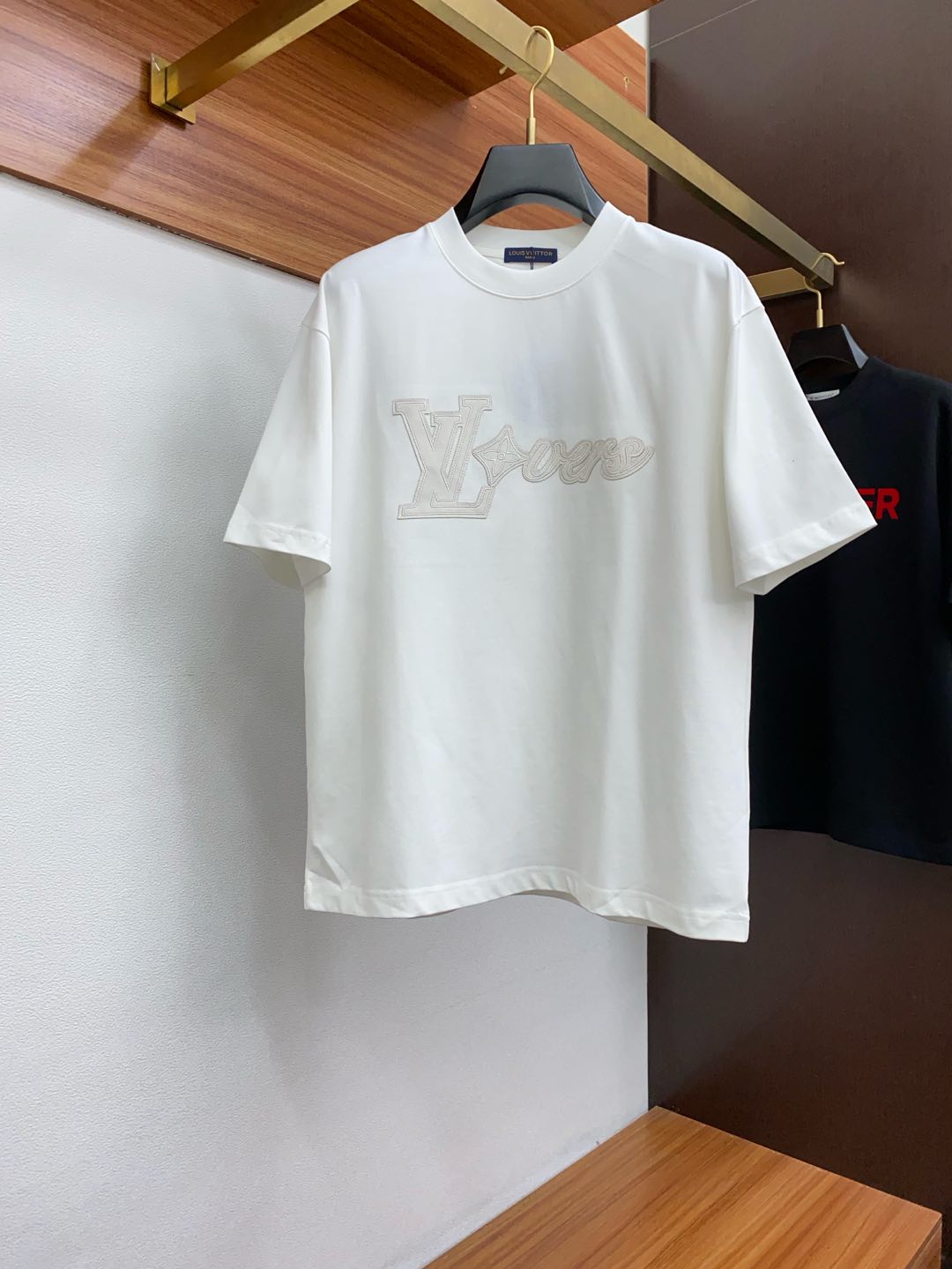  1v 路易威登 2025春夏AW新品，时尚休闲圆领短袖T恤，专柜同步有售，原单狠货，进口原版面料，工艺