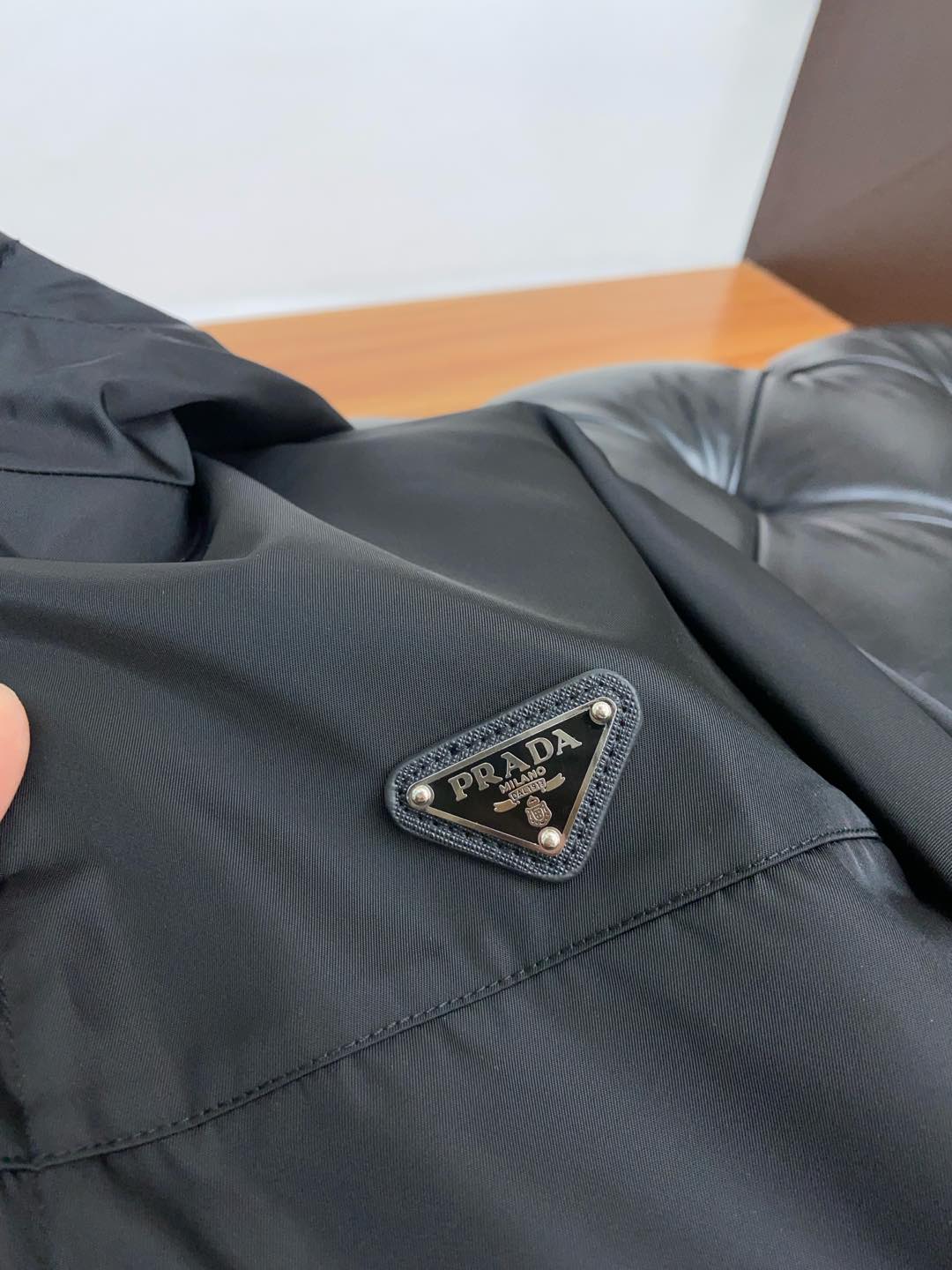  普拉达 2025FW男士连帽夹克男装外套，休闲日常穿搭单品！上身修饰身形、提花面料将时装美学和新都市商