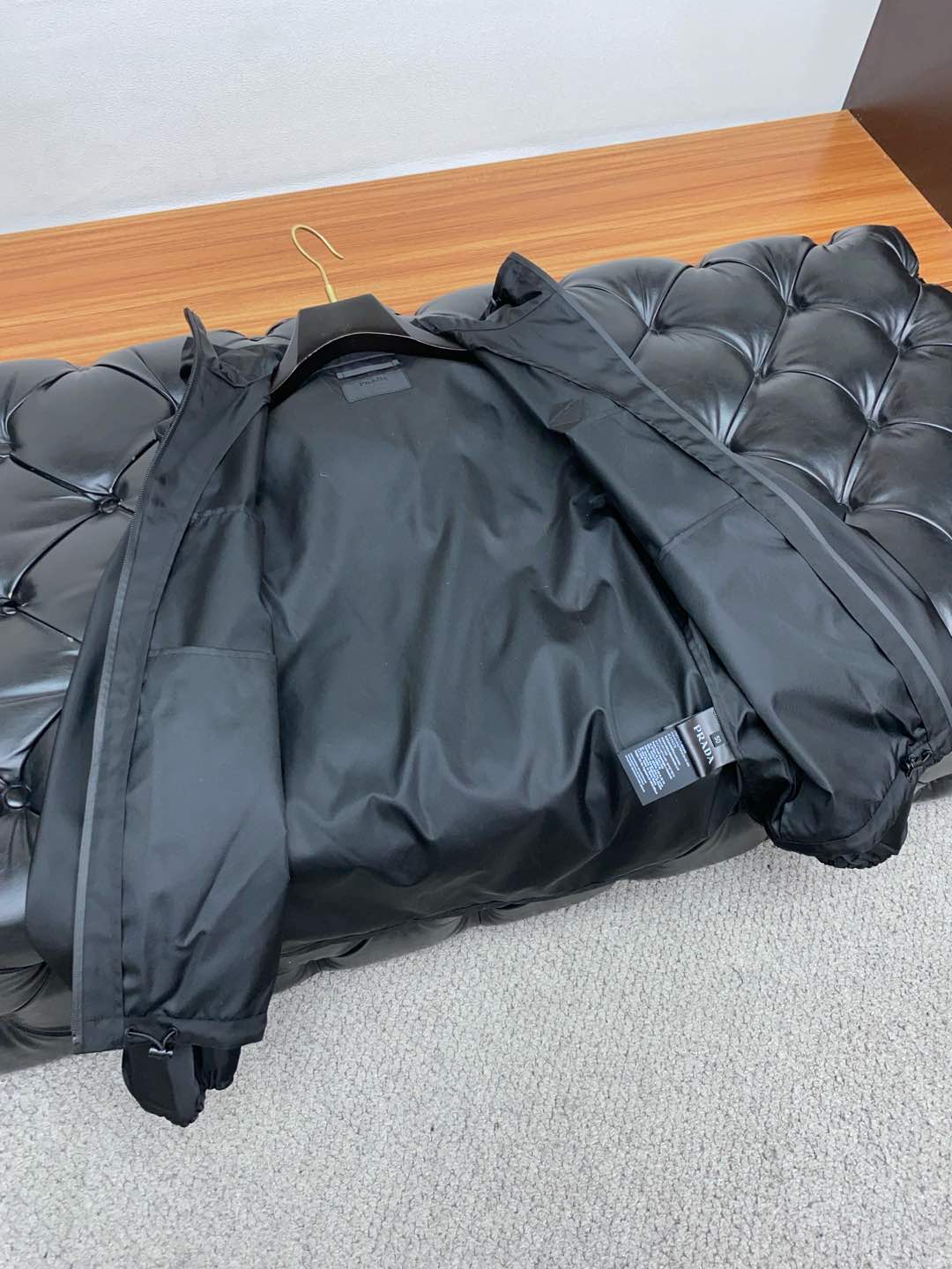  普拉达 2025FW男士连帽夹克男装外套，休闲日常穿搭单品！上身修饰身形、提花面料将时装美学和新都市商