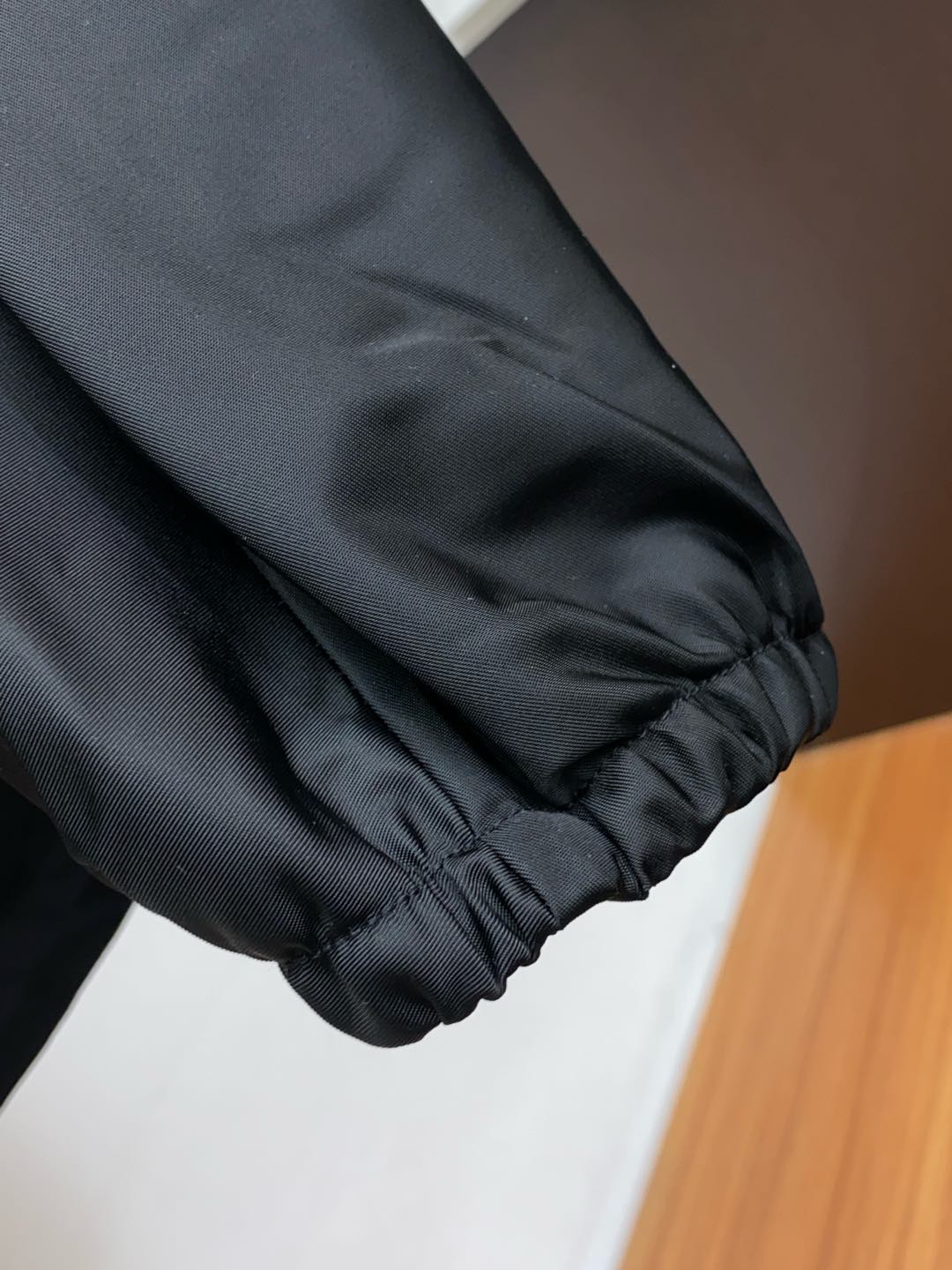  普拉达 2025FW男士连帽夹克男装外套，休闲日常穿搭单品！上身修饰身形、提花面料将时装美学和新都市商