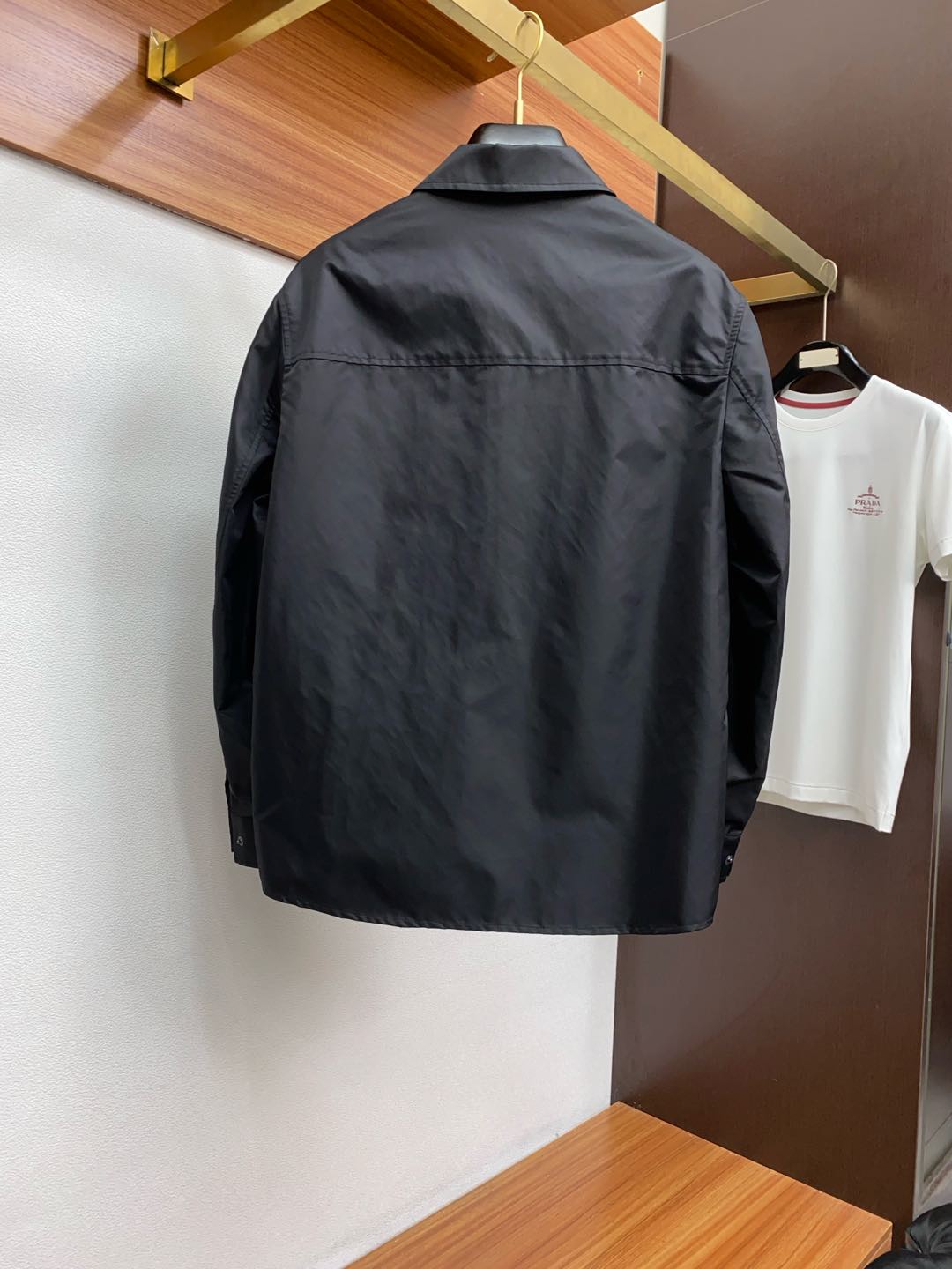  普拉达 2025FW男士翻领夹克男装外套，休闲日常穿搭单品！上身修饰身形、提花面料将时装美学和新都市商