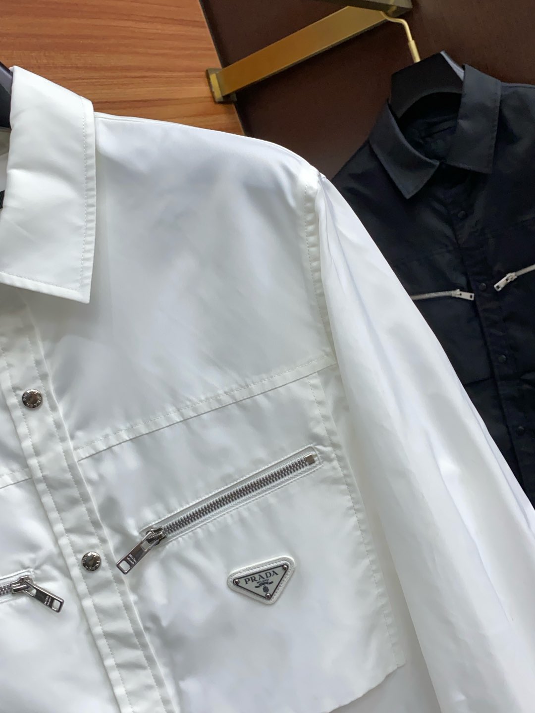  普拉达 2025FW男士翻领夹克男装外套，休闲日常穿搭单品！上身修饰身形、提花面料将时装美学和新都市商