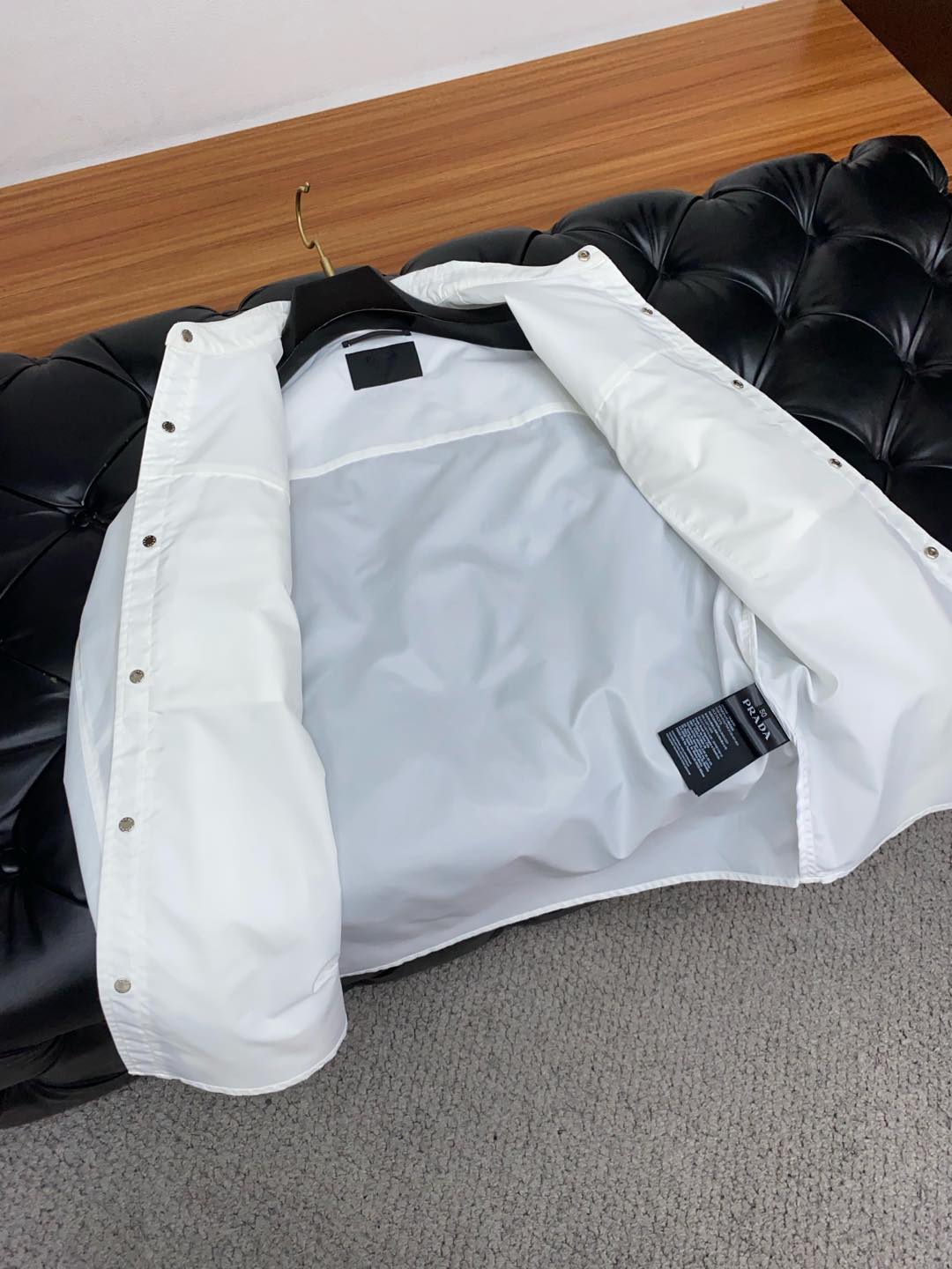  普拉达 2025FW男士翻领夹克男装外套，休闲日常穿搭单品！上身修饰身形、提花面料将时装美学和新都市商