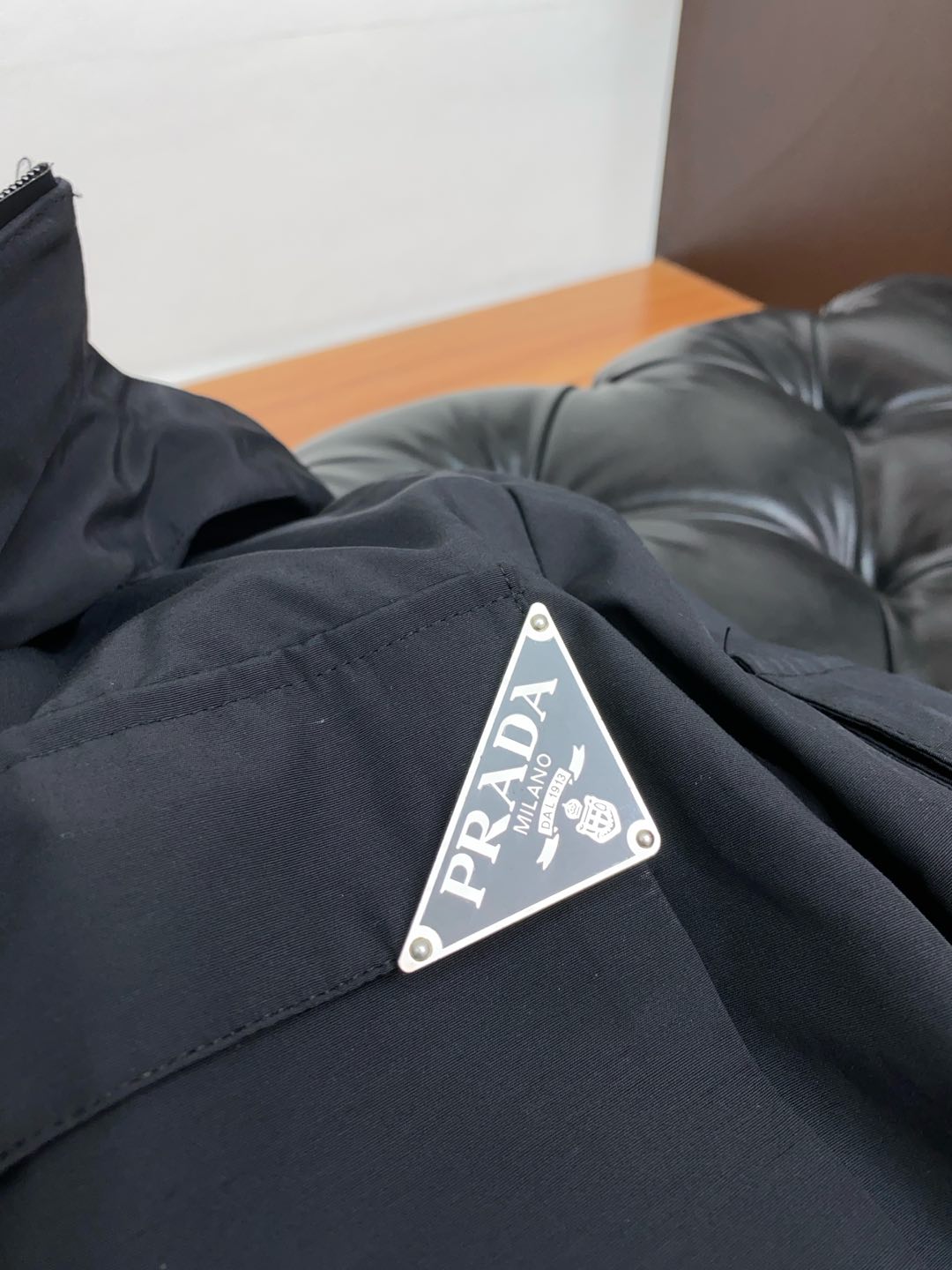  普拉达 2025FW男士连帽夹克男装外套，休闲日常穿搭单品！上身修饰身形、提花面料将时装美学和新都市商