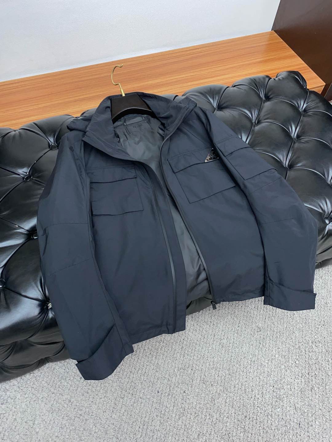 普拉达 2025FW男士连帽夹克男装外套，休闲日常穿搭单品！上身修饰身形、提花面料将时装美学和新都市商