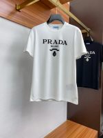 P220 Prada 2025 Primavera y verano Nuevo contador por primera vez ¡Última camiseta de cuello redondo de manga corta, personalización de alta gama, diseño de vanguardia y diseño de moda! Diseño de embarcación pesada del logotipo de marca, tela de algodón mercercizada personalizada de alta gama, sensación suave, cómoda de uso, exquisita línea de automóvil de contra-nivel, mano de obra fina, efecto de la parte superior del cuerpo invencible y guapo. ¡Un artículo imprescindible para hombres guapos! Número de códigos: M-3xl 1 P220 Prada 2025 Primavera y verano Nuevo contador por primera vez ¡Última camiseta de cuello redondo de manga corta, personalización de alta gama, diseño de vanguardia y diseño de moda! Diseño de embarcación pesada del logotipo de marca, tela de algodón mercercizada personalizada de alta gama, sensación suave, cómoda de uso, exquisita línea de automóvil de contra-nivel, mano de obra fina, efecto de la parte superior del cuerpo invencible y guapo. ¡Un artículo imprescindible para hombres guapos! Número de códigos: M-3xl